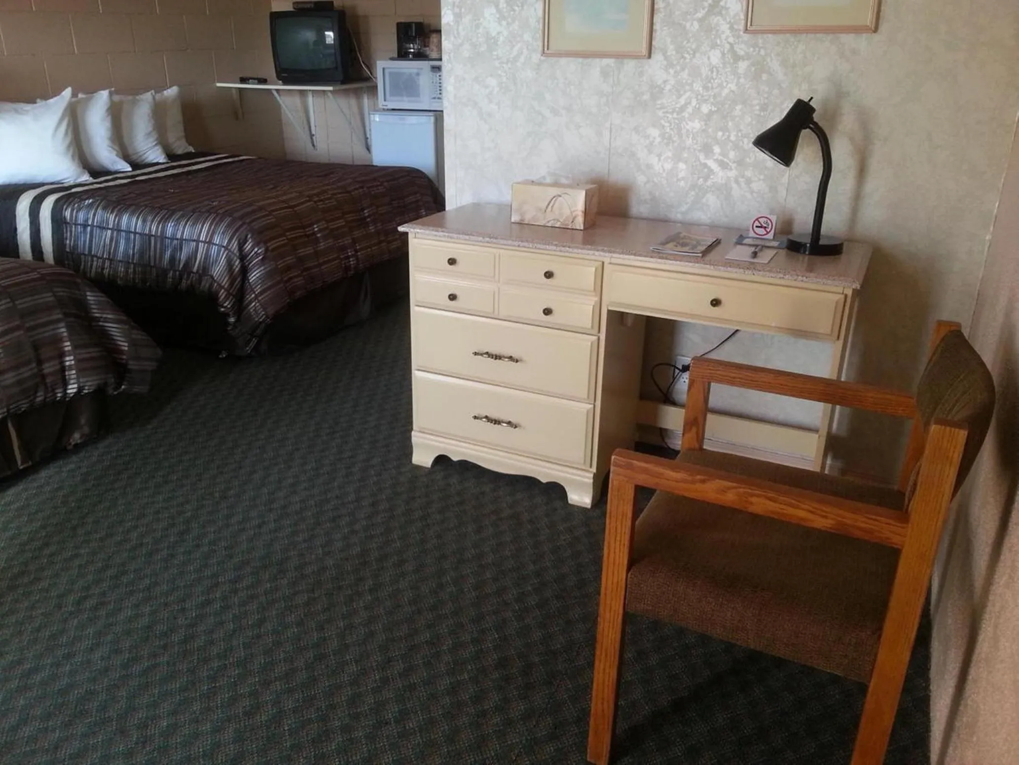 Other, Bed in Maple Leaf Motel Emerson