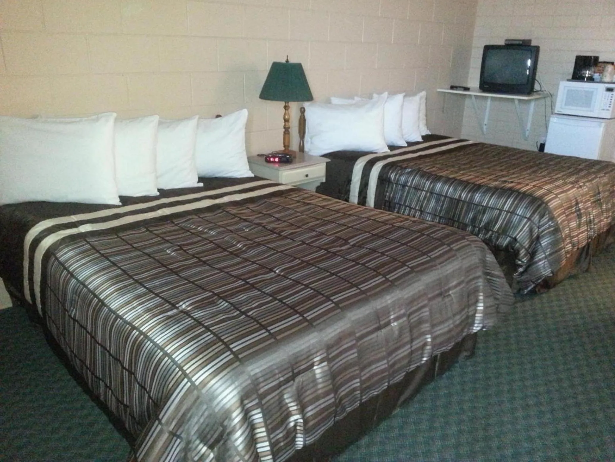 Bed in Maple Leaf Motel Emerson