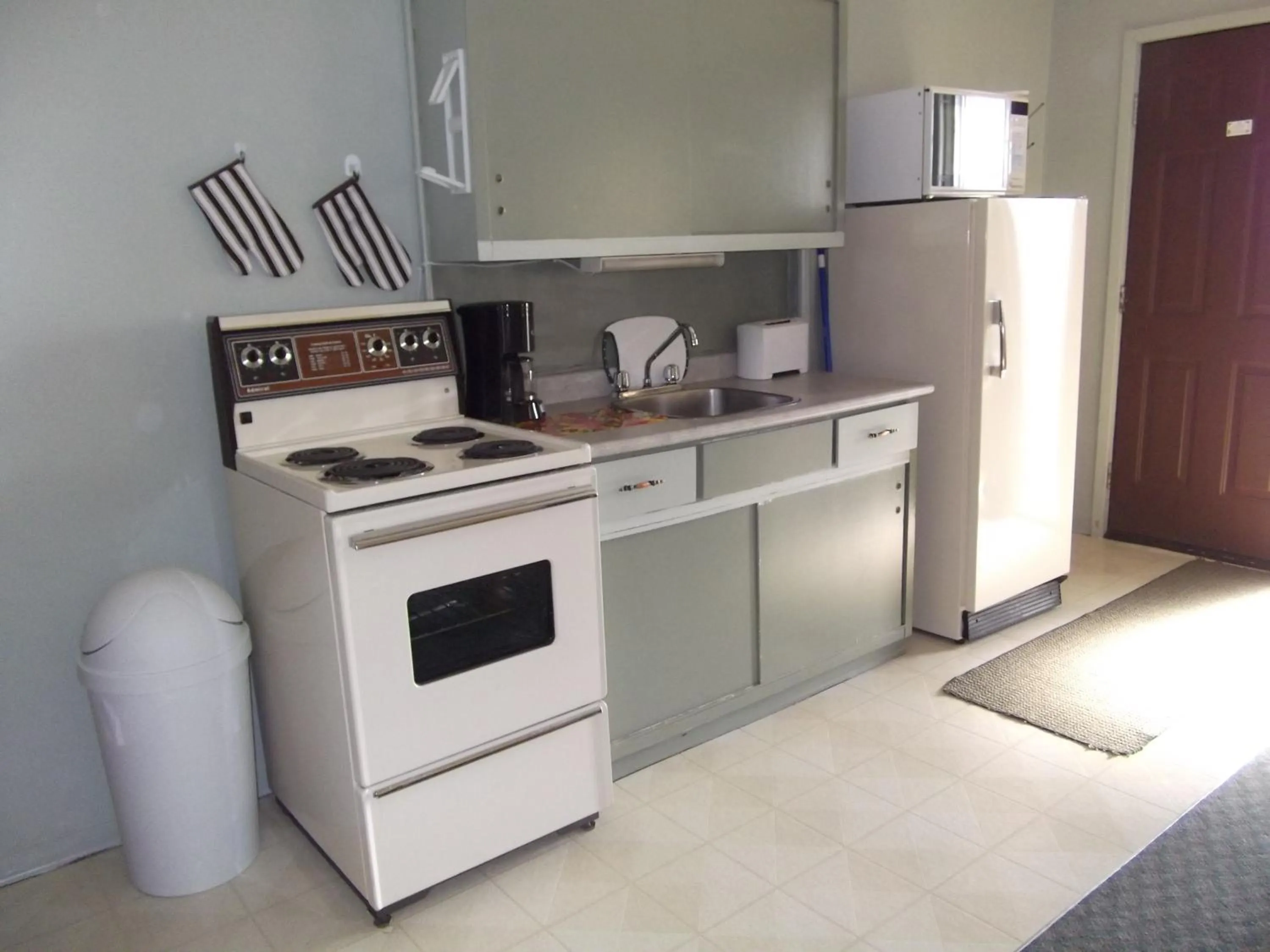 Kitchen or kitchenette in Maple Leaf Motel Emerson