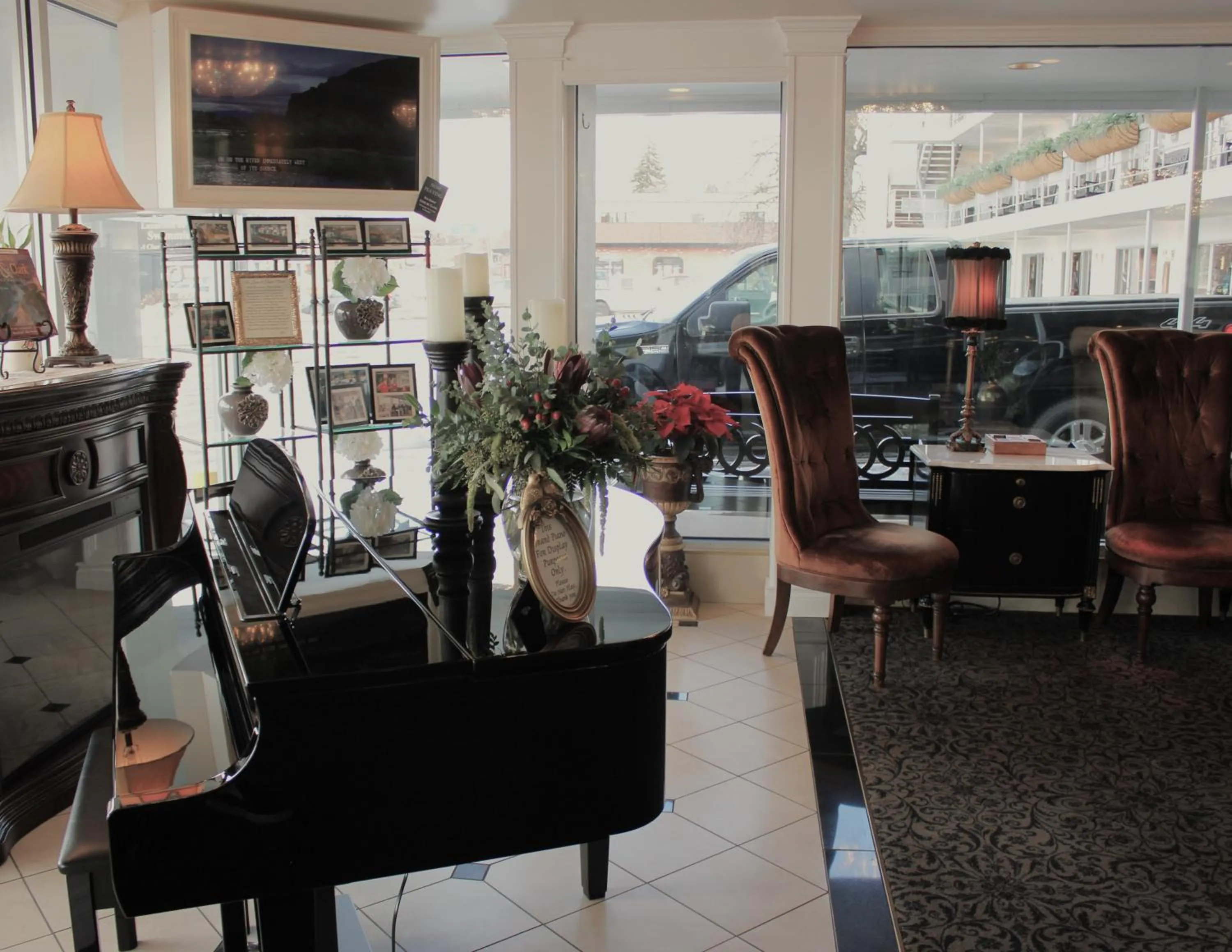 Communal lounge/ TV room in Lewis & Clark Motel - Bozeman