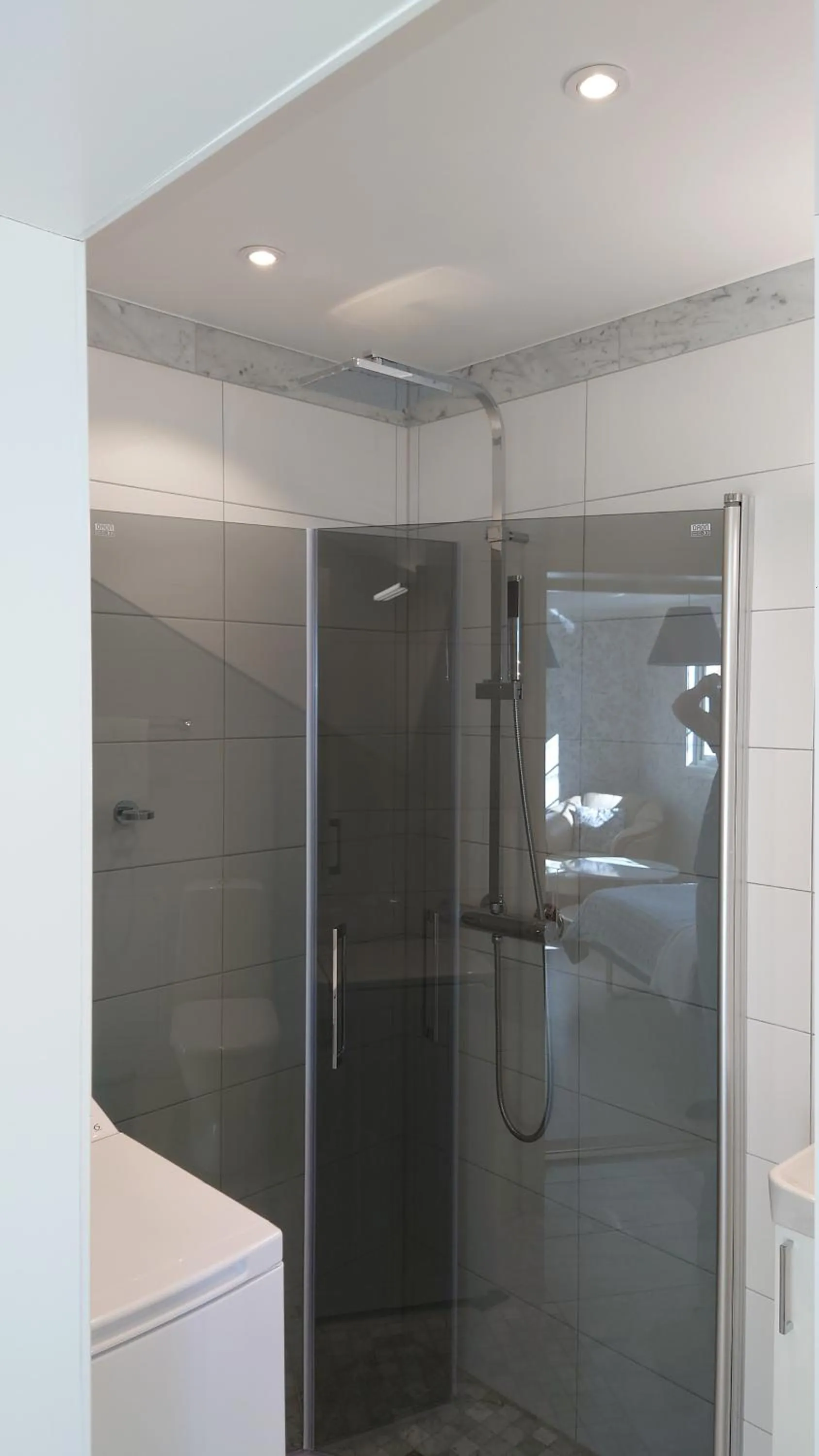 Shower, Bathroom in Simones Hotel