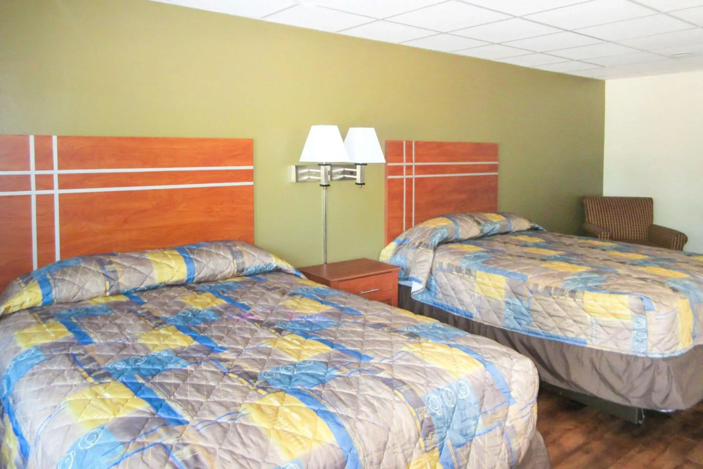 Queen Room with Two Queen Beds - Non-Smoking in Red Roof Inn & Suites Swansea Queen Room with Two Queen Beds - Non-Smoking in Red Roof Inn & Suites Swansea