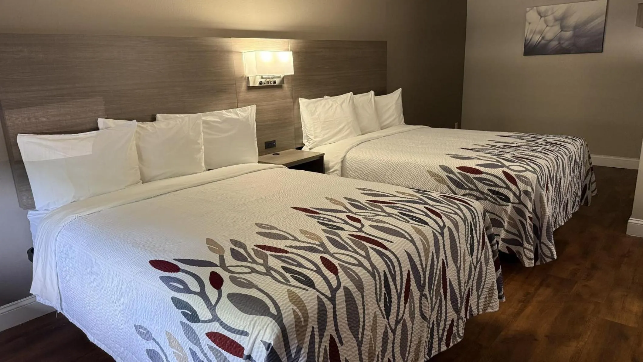 Bedroom, Bed in Red Roof Inn & Suites Swansea