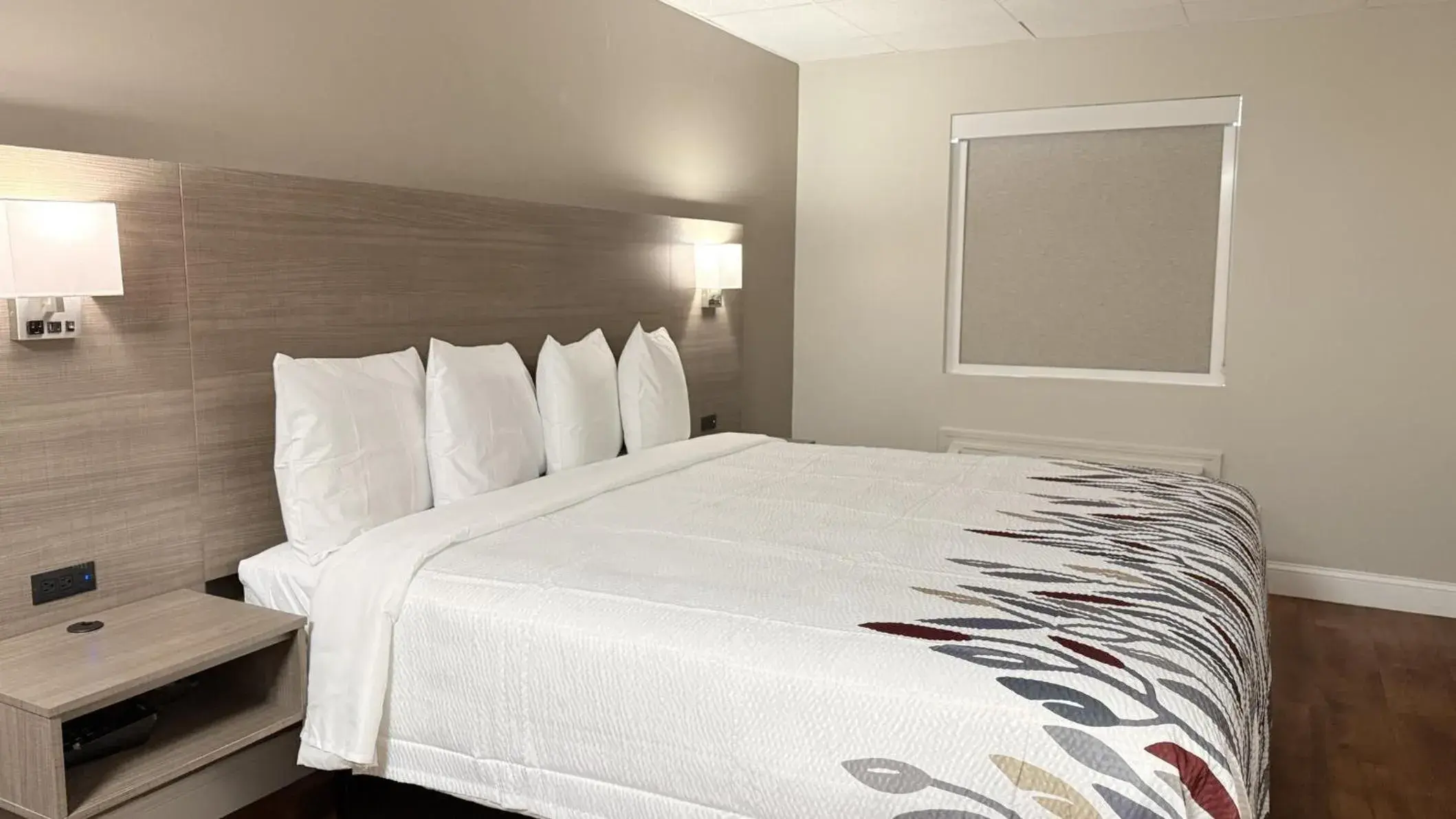 Superior King Room with Sofa Bed - Non-Smoking in Red Roof Inn & Suites Swansea Superior King Room with Sofa Bed - Non-Smoking in Red Roof Inn & Suites Swansea