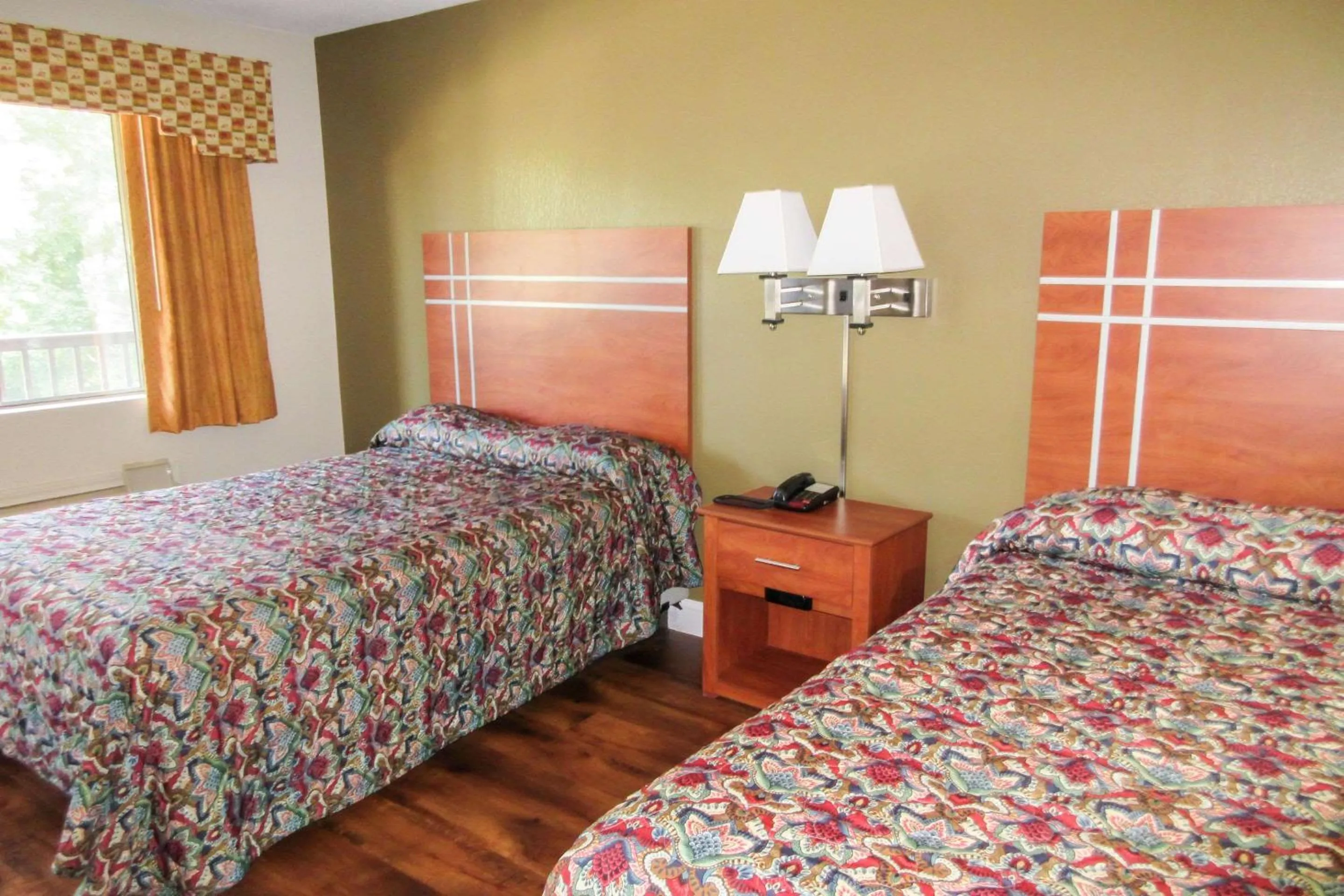 Photo of the whole room, Bed in Rodeway Inn Swansea - Somerset