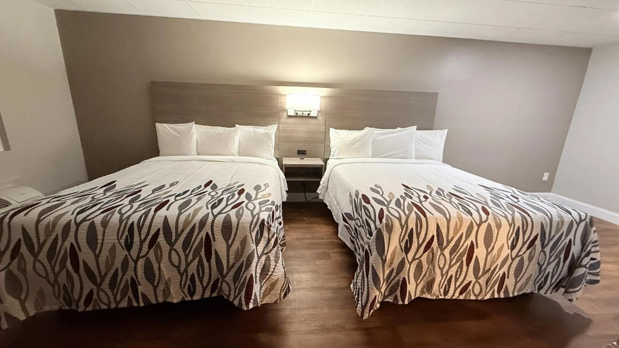 Bedroom, Bed in Red Roof Inn & Suites Swansea