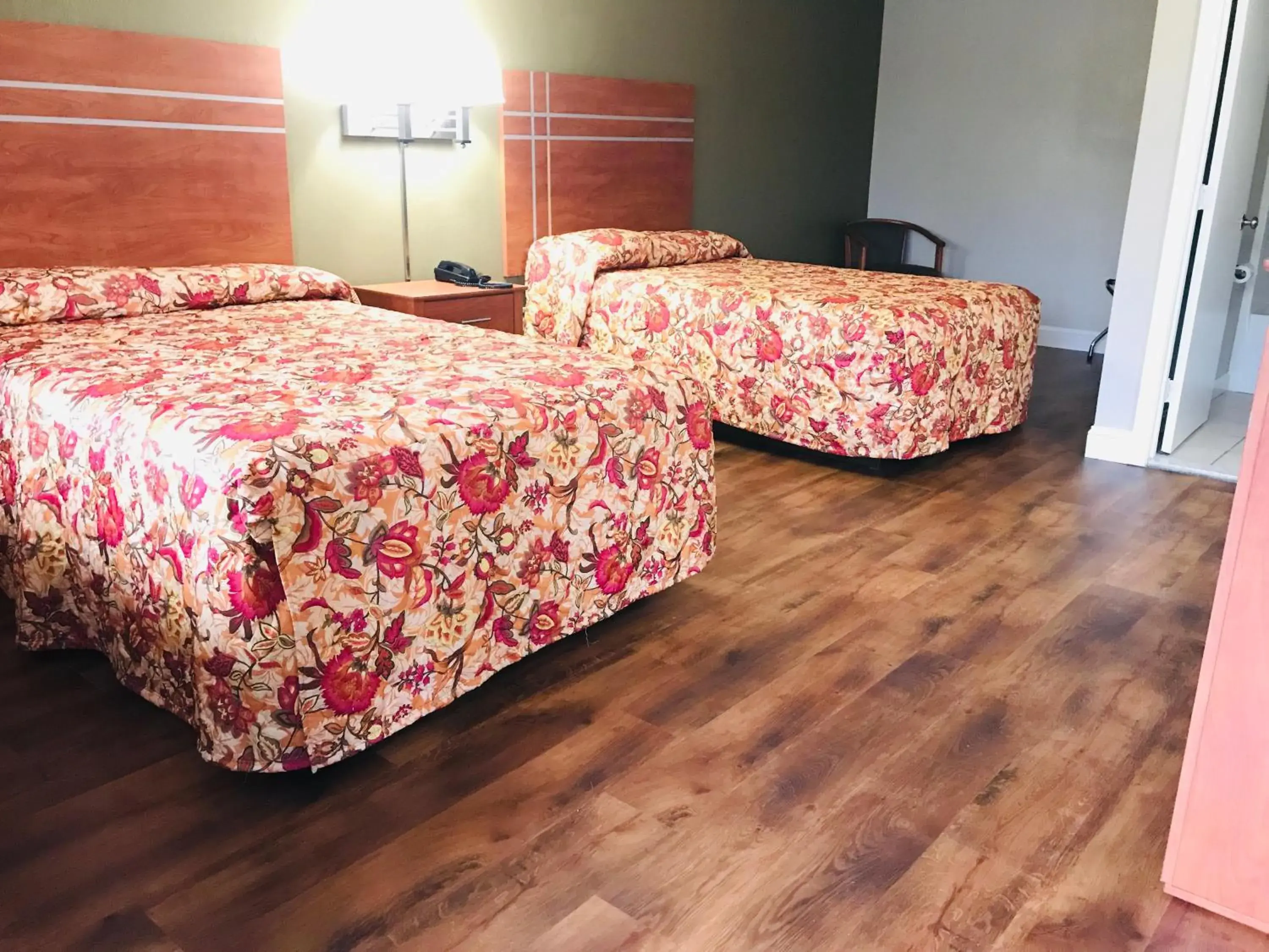 Double Room with Two Double Beds - Non-Smoking in Rodeway Inn Swansea - Somerset Double Room with Two Double Beds - Non-Smoking in Rodeway Inn Swansea - Somerset