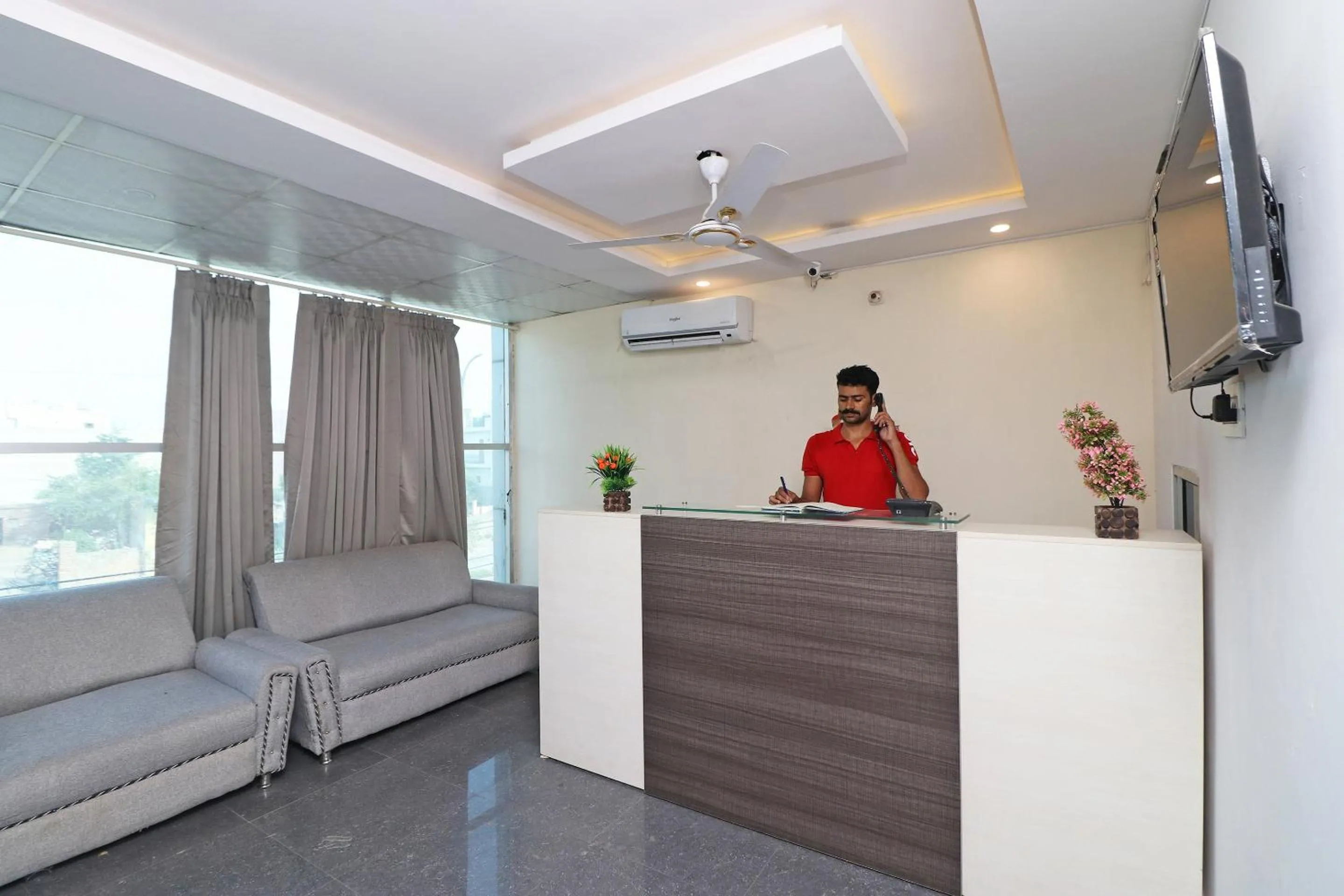 Hotel O 37918 Hotel Signature Inn