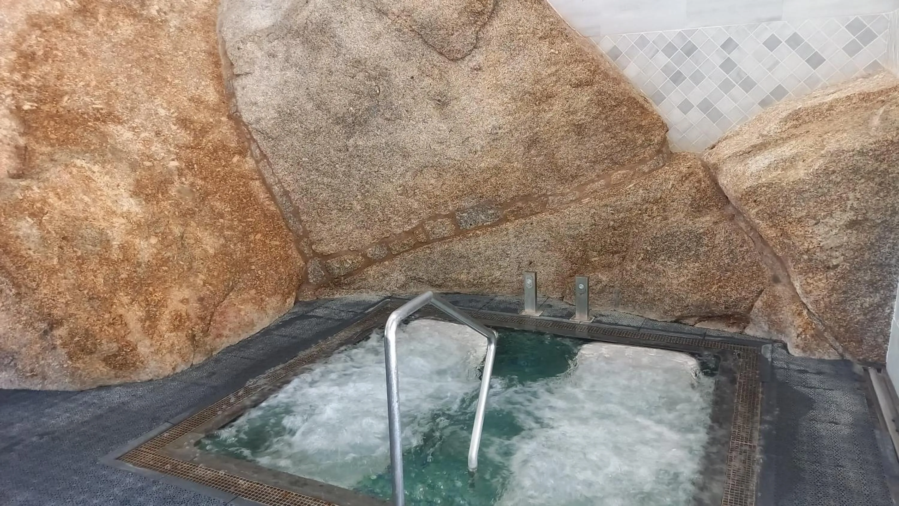 Hot Tub in Hotel Balneario de Retortillo