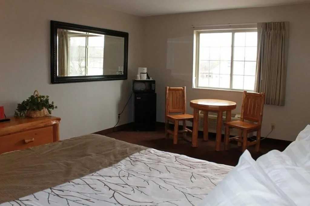 Bedroom, Bed in Edmore Inn