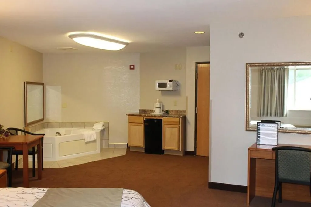 Hot Tub, Bed in Edmore Inn