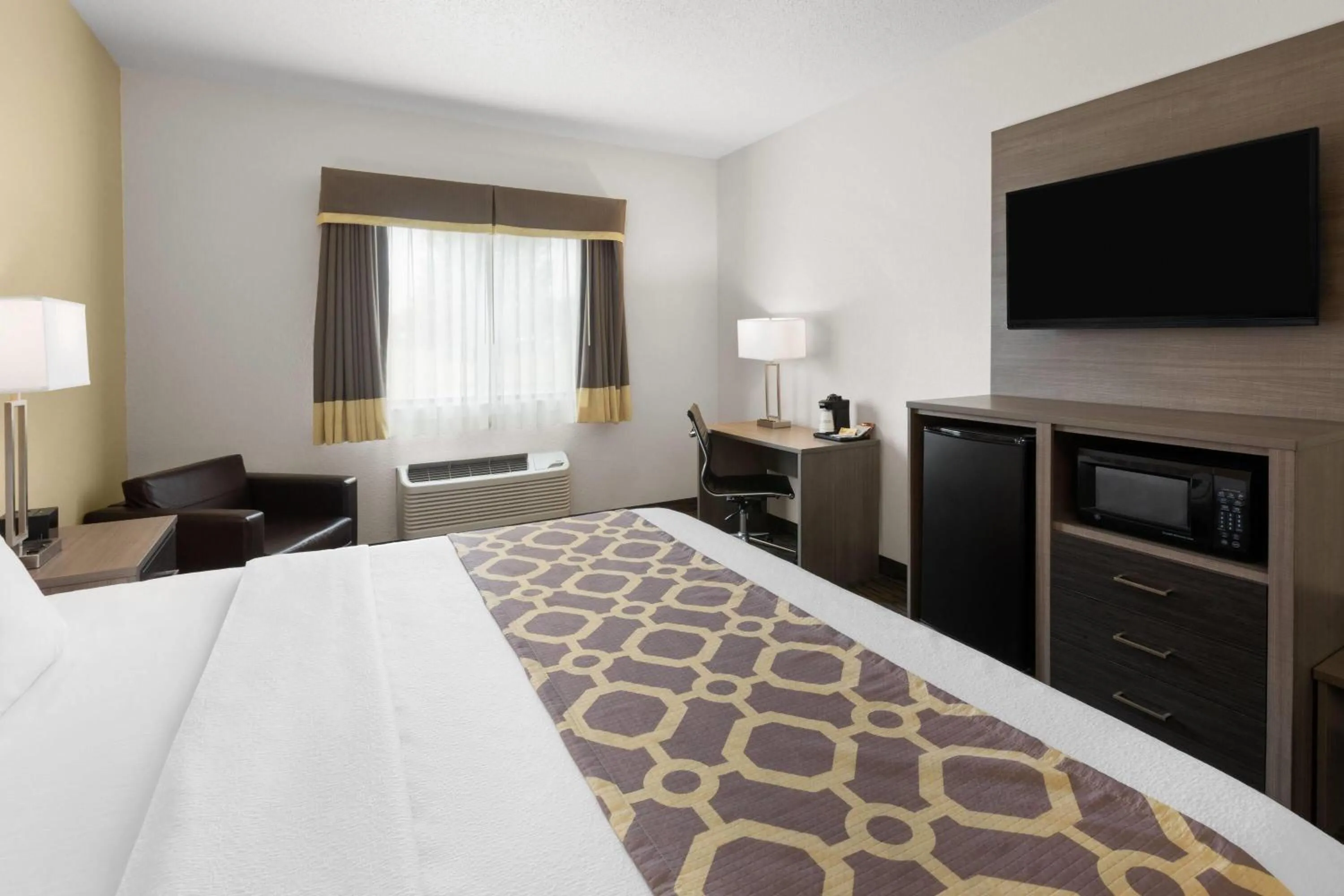 Photo of the whole room, Bed in Baymont by Wyndham Paw Paw