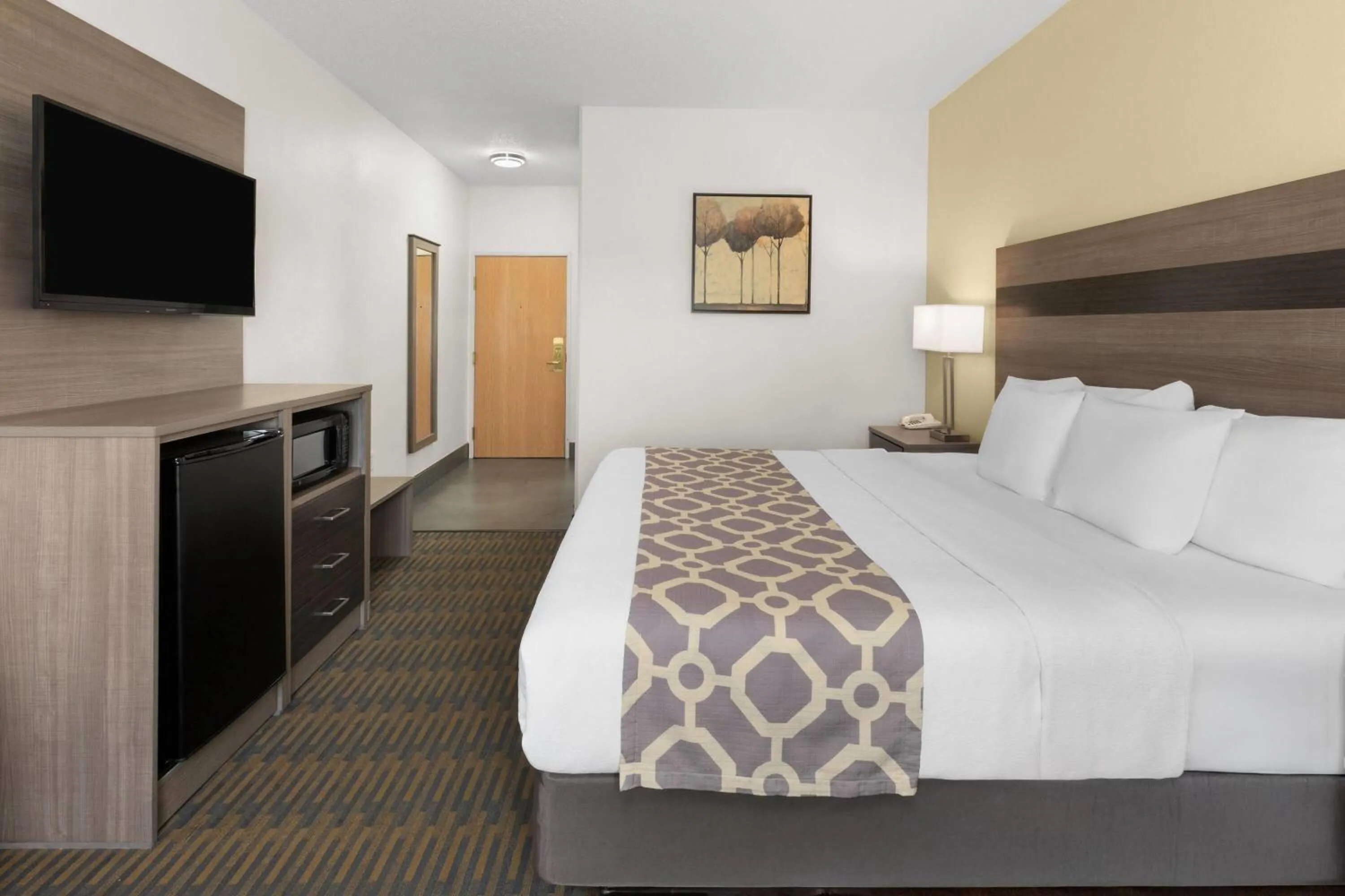 Photo of the whole room, Bed in Baymont by Wyndham Paw Paw