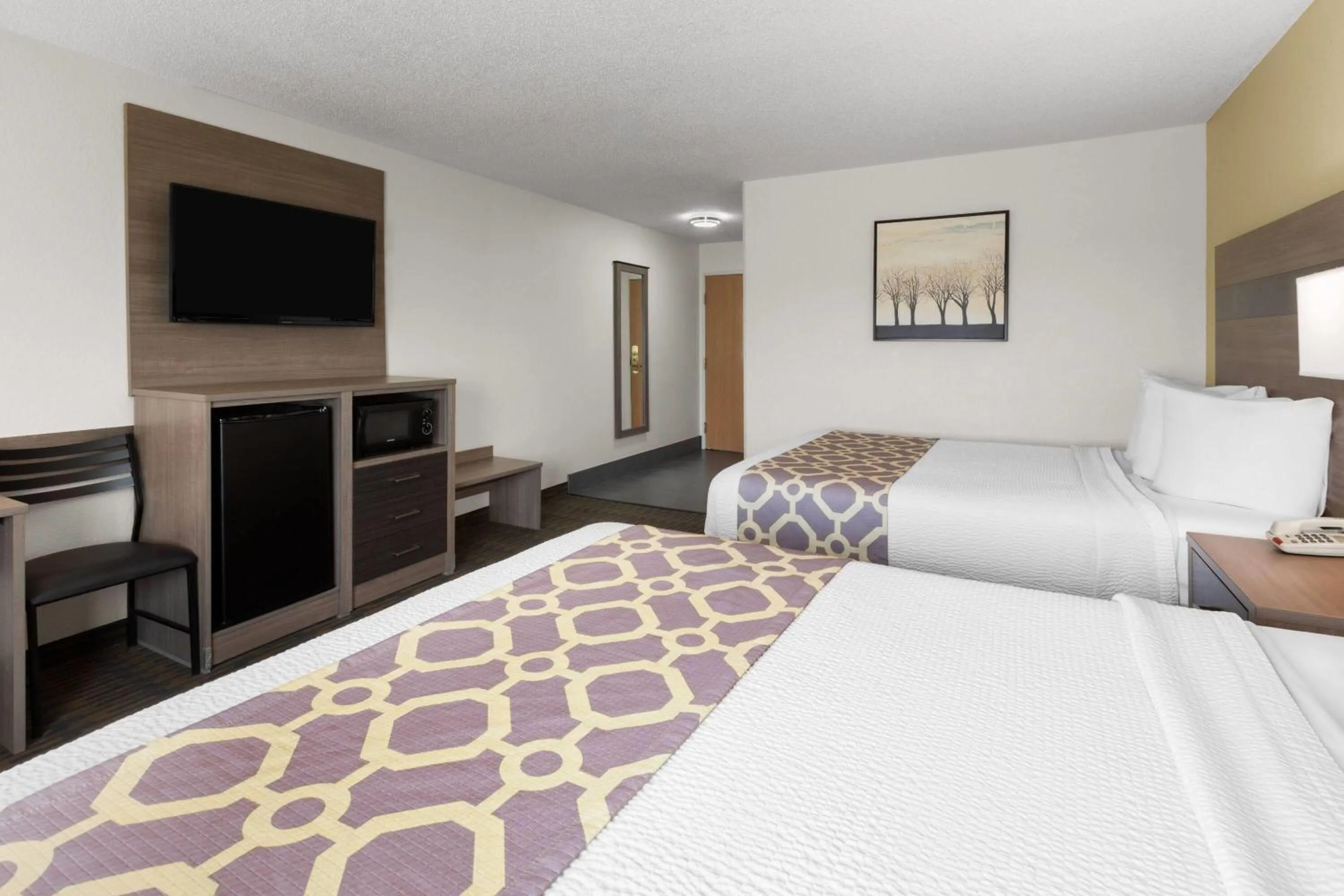 Photo of the whole room, Bed in Baymont by Wyndham Paw Paw