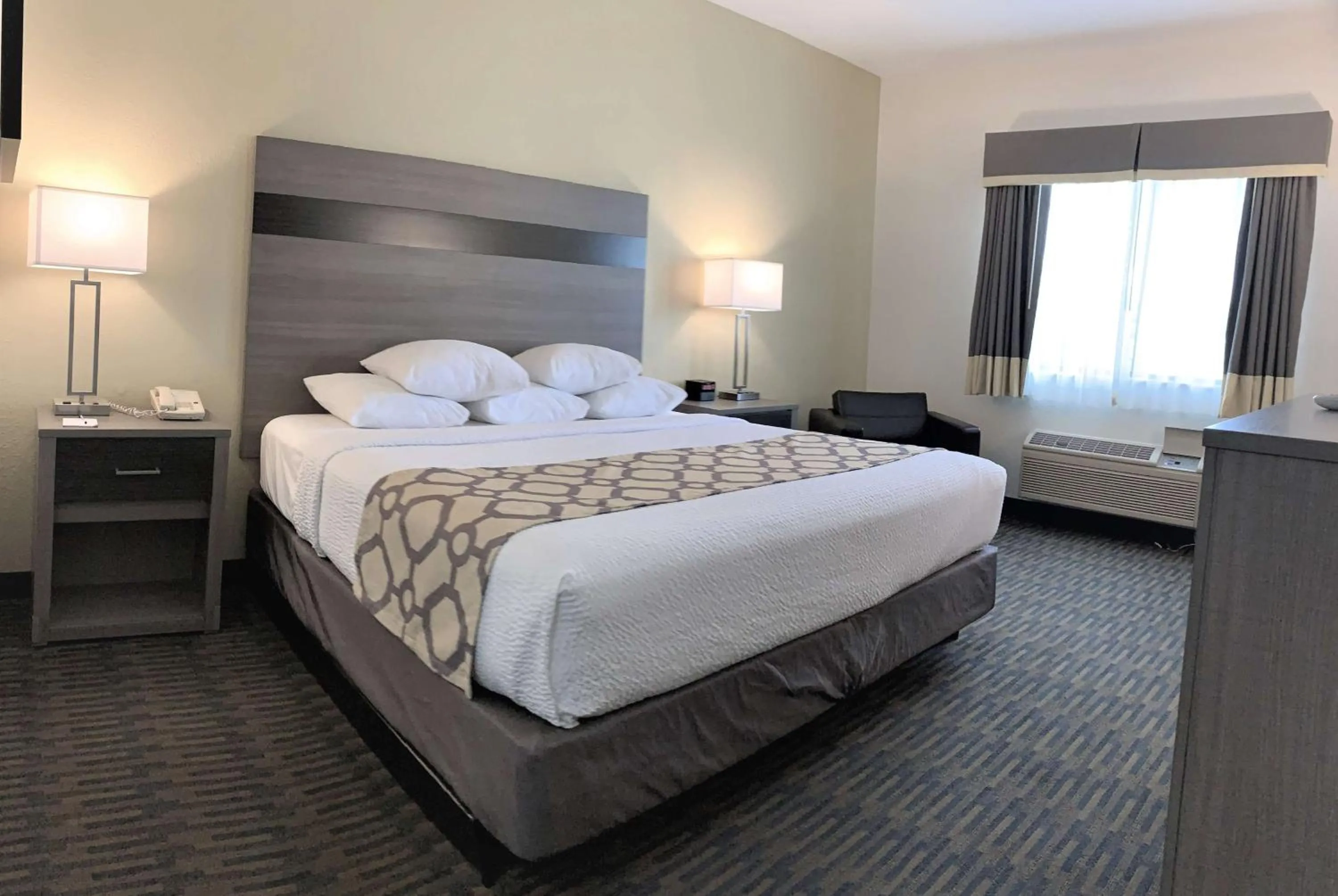 Photo of the whole room, Bed in Baymont by Wyndham Paw Paw