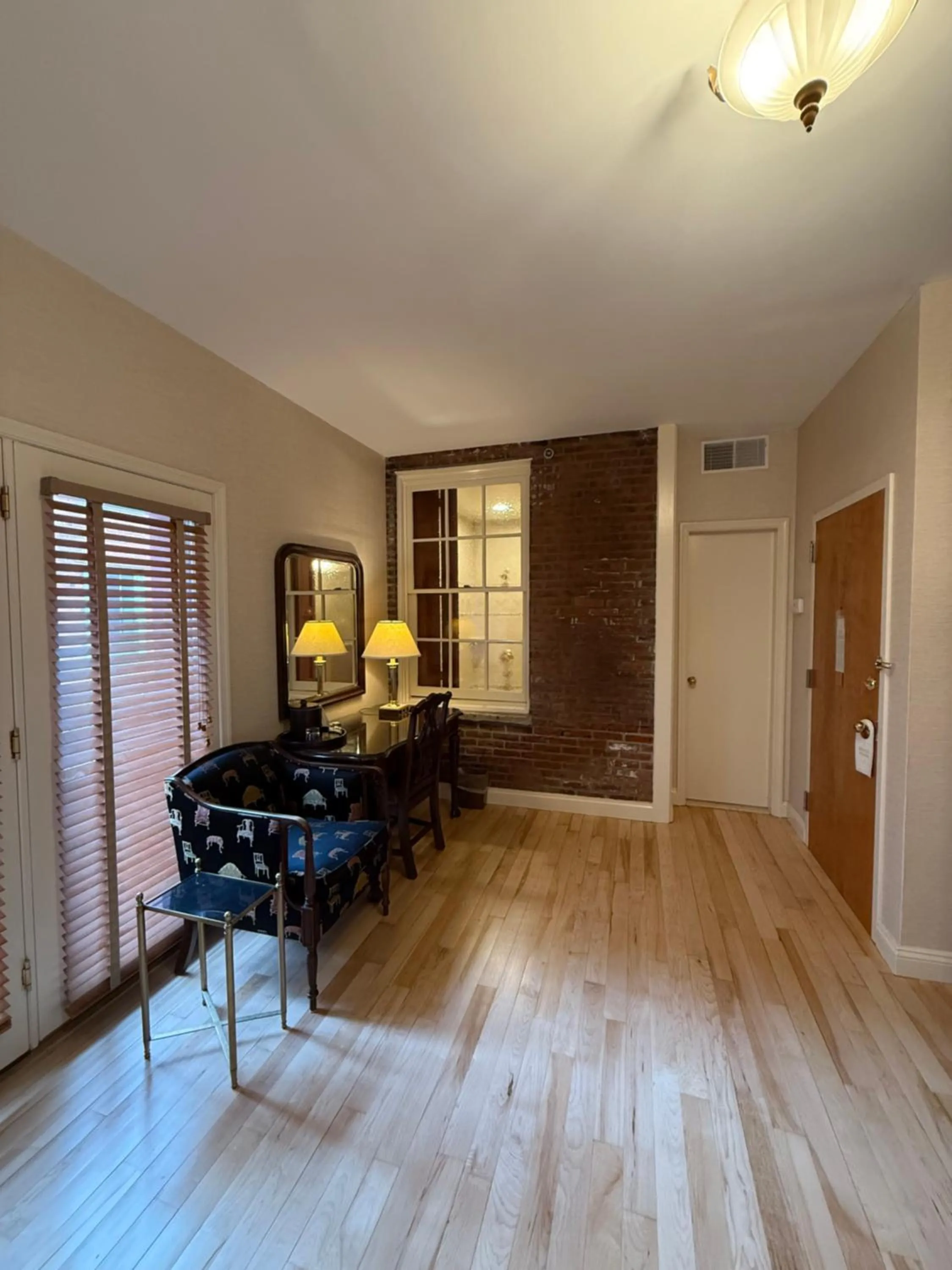 Seating area in Penn's View Hotel Philadelphia