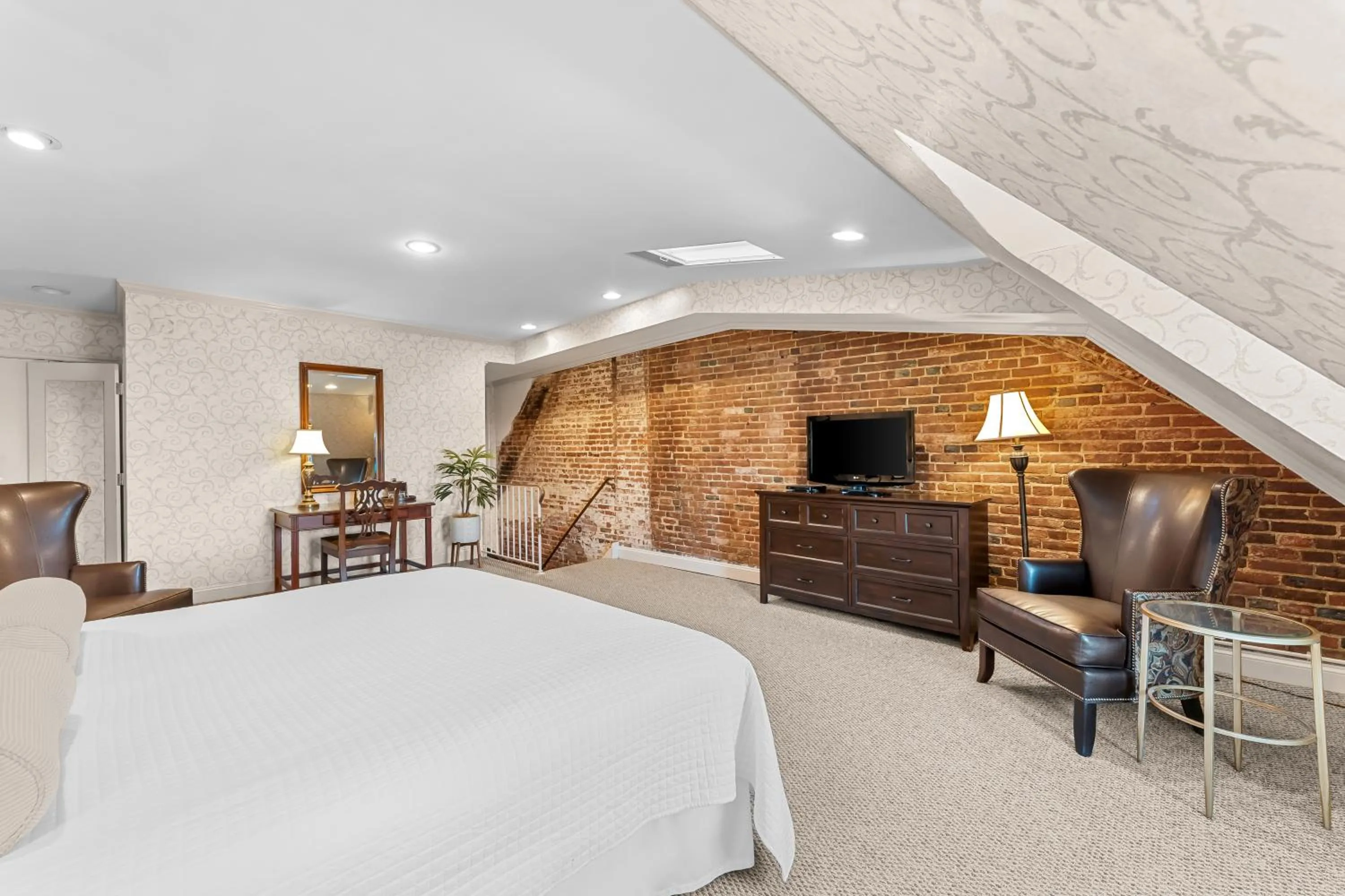 Bedroom, Bed in Penn's View Hotel Philadelphia