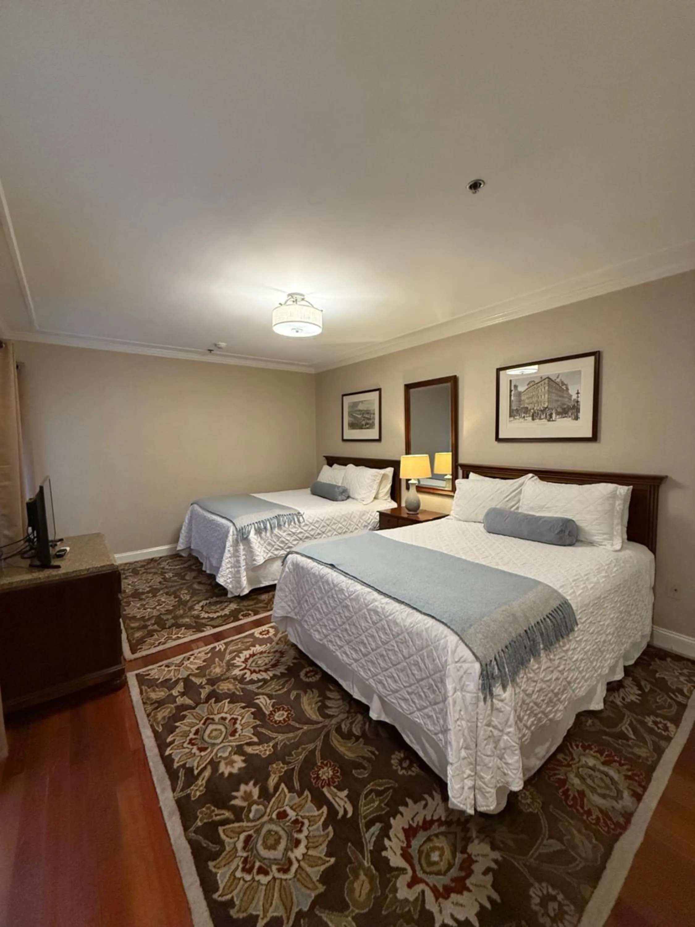 Bedroom, Bed in Penn's View Hotel Philadelphia