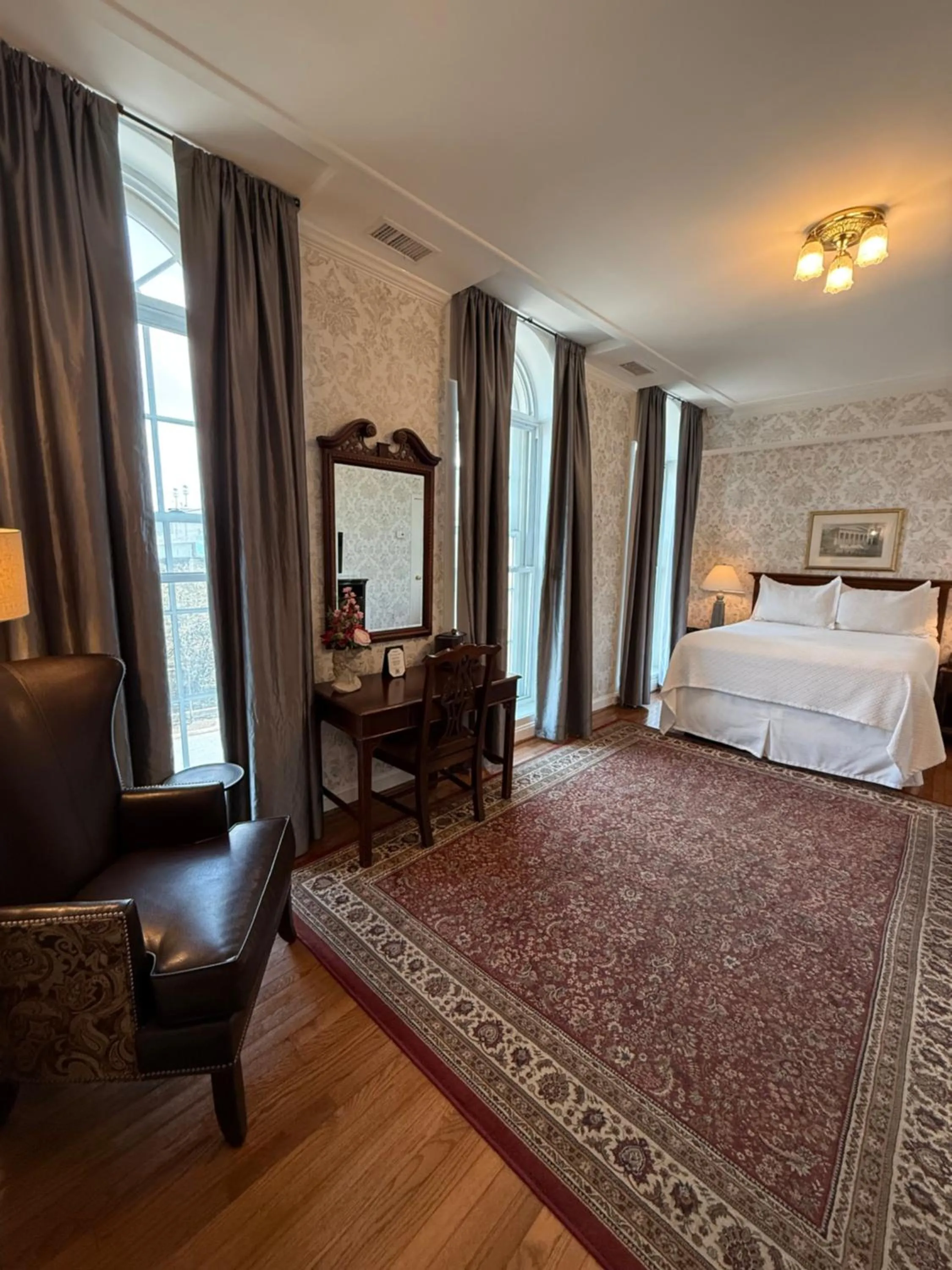 Photo of the whole room, Bed in Penn's View Hotel Philadelphia