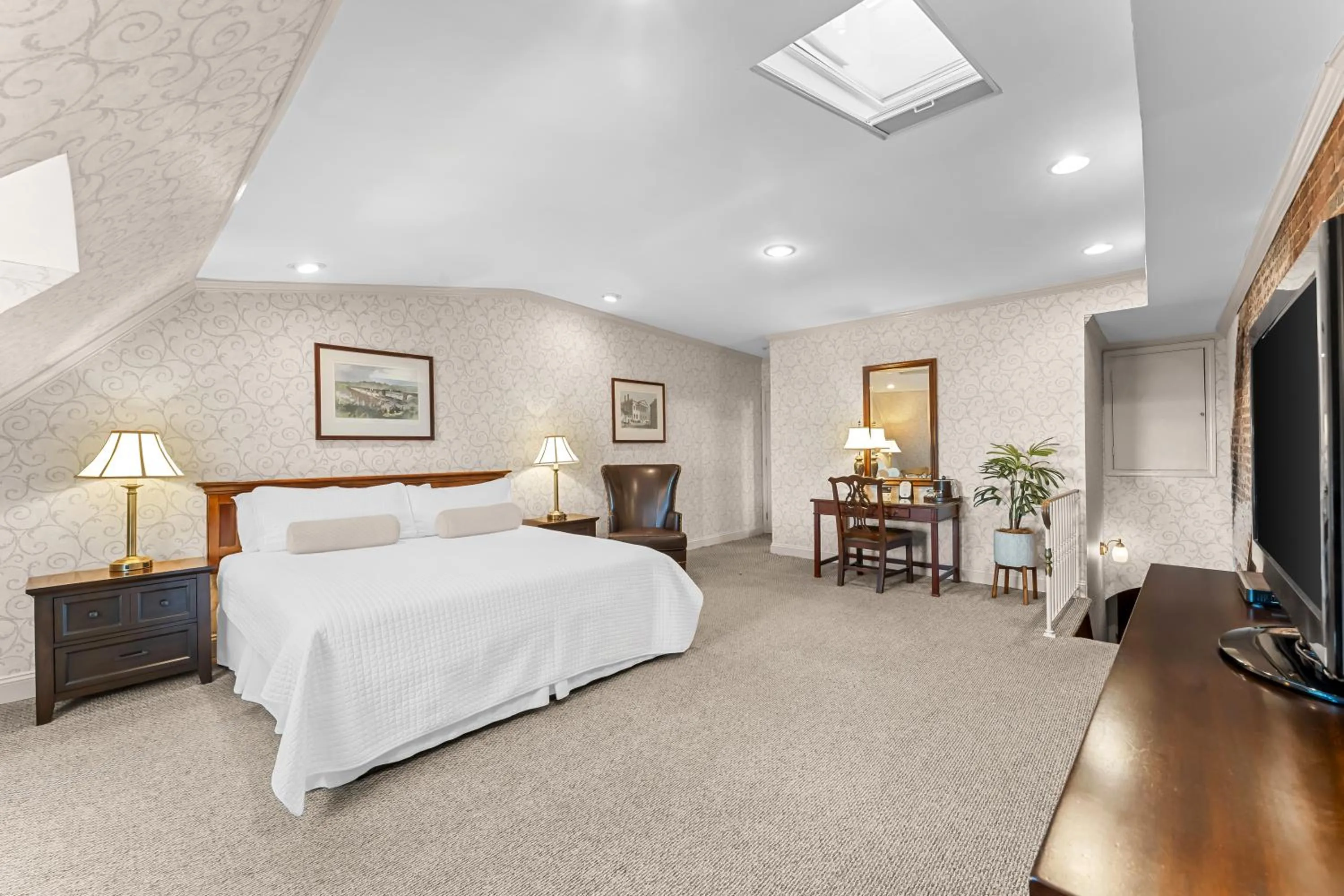 Bedroom, Bed in Penn's View Hotel Philadelphia