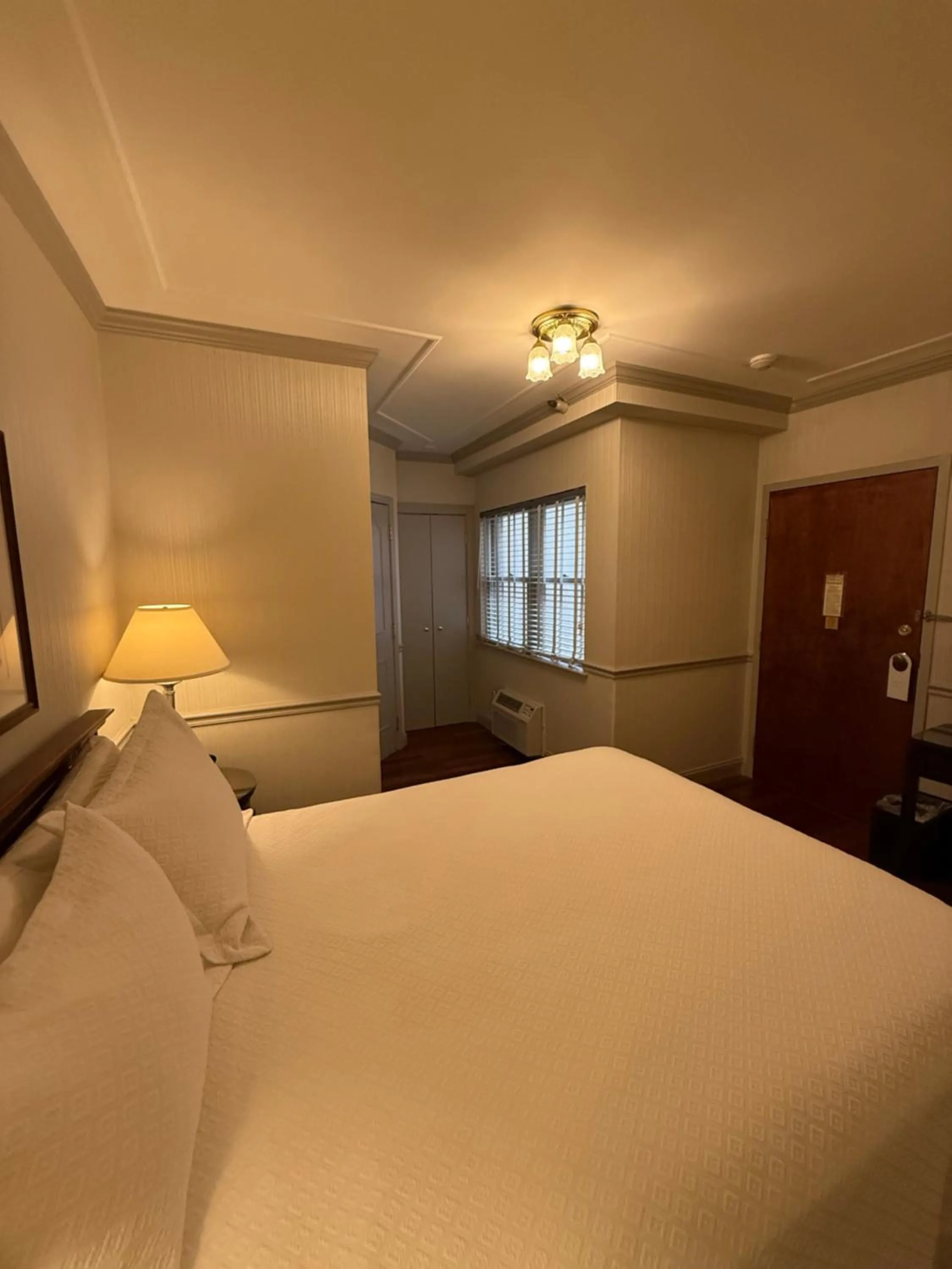 Bedroom, Bed in Penn's View Hotel Philadelphia