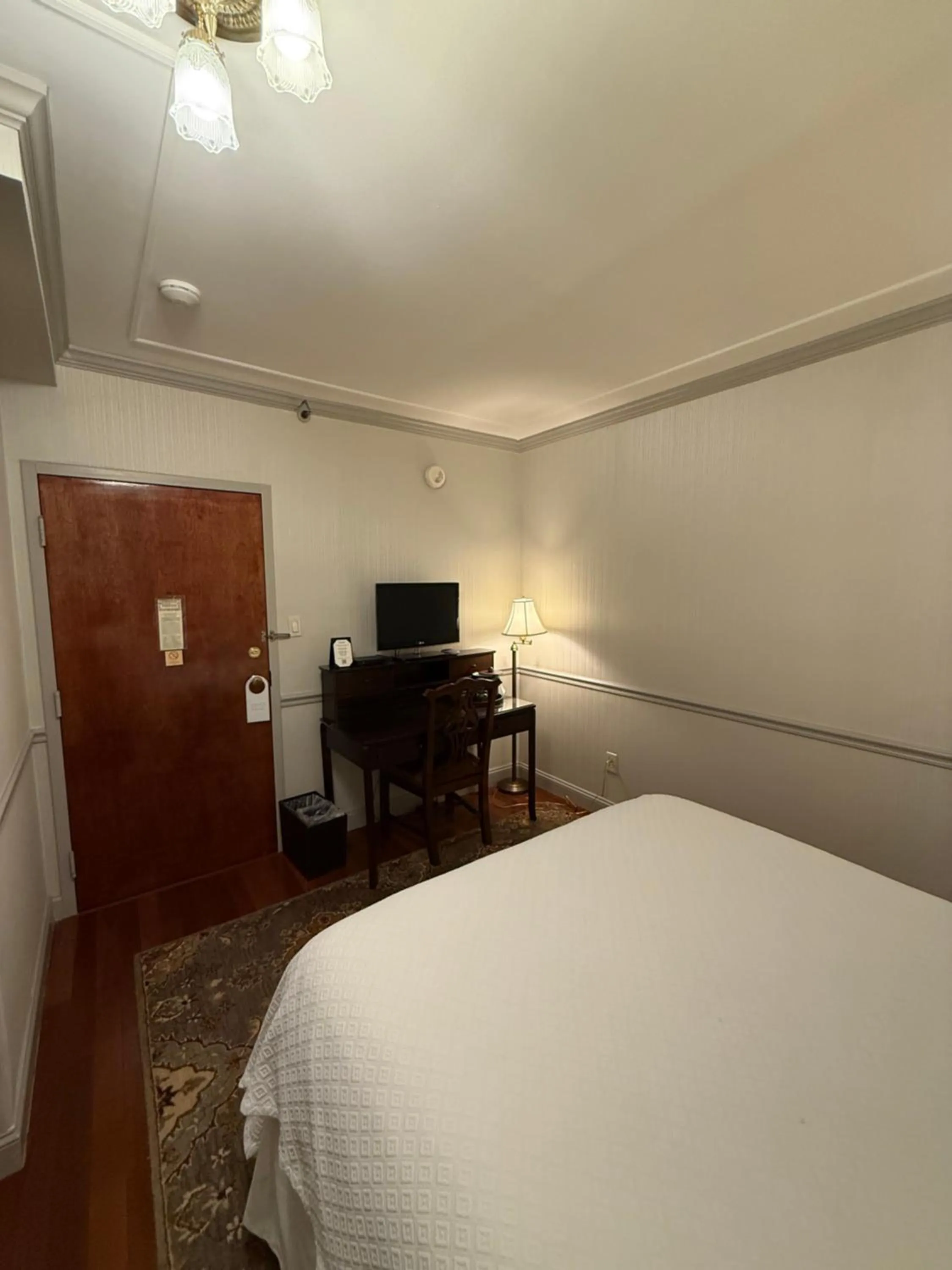 Bed in Penn's View Hotel Philadelphia