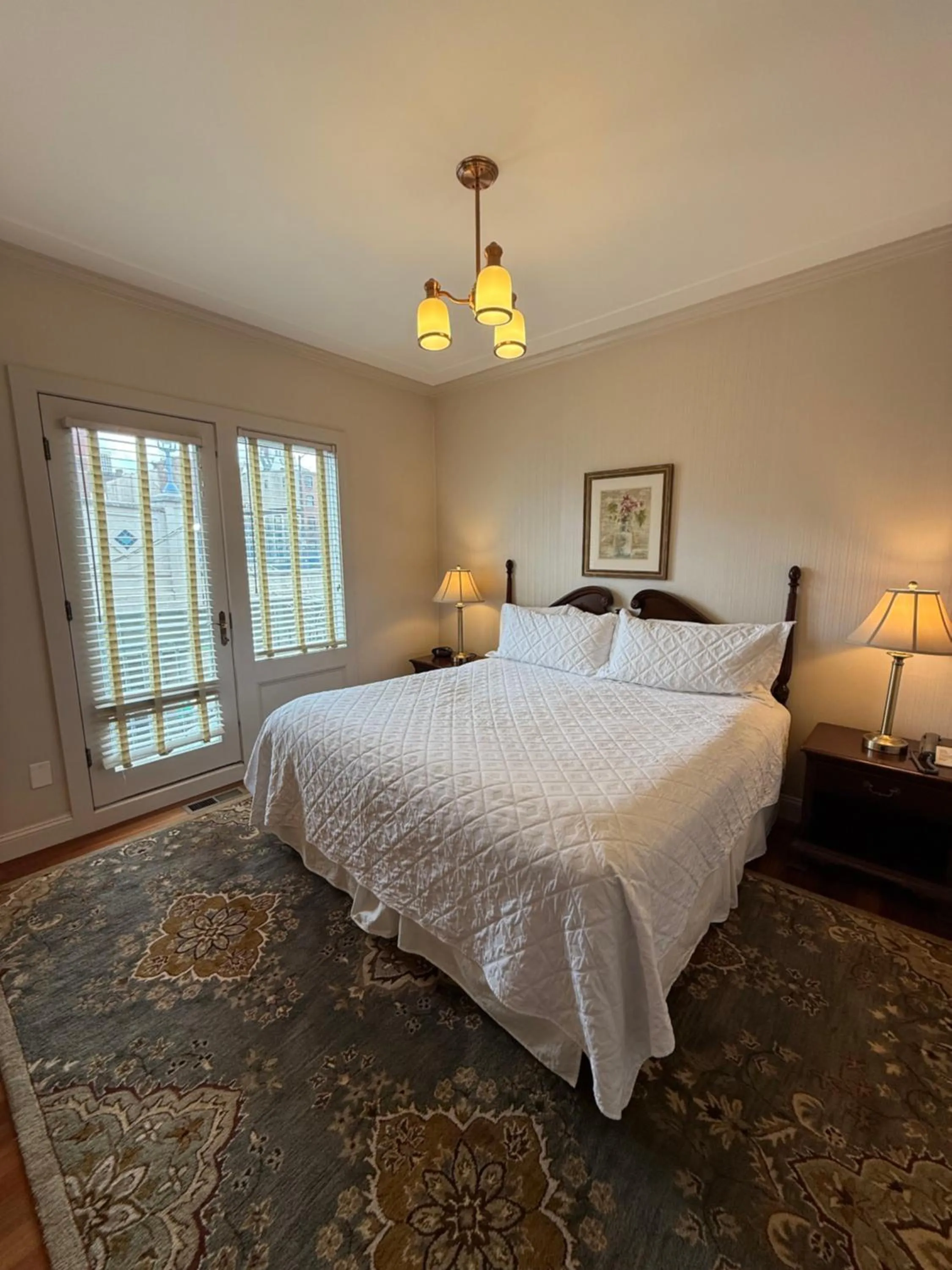 Bedroom, Bed in Penn's View Hotel Philadelphia