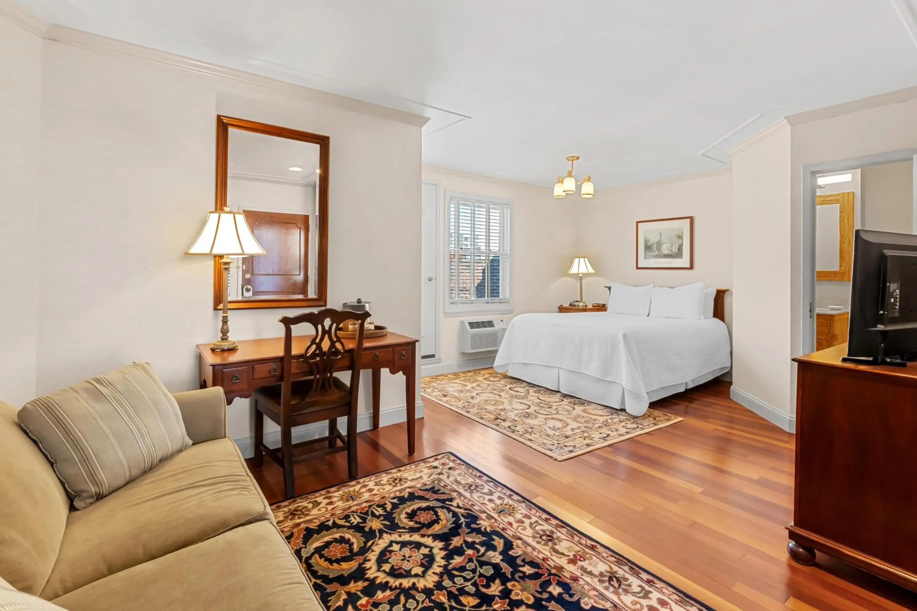 Seating area, Bed in Penn's View Hotel Philadelphia