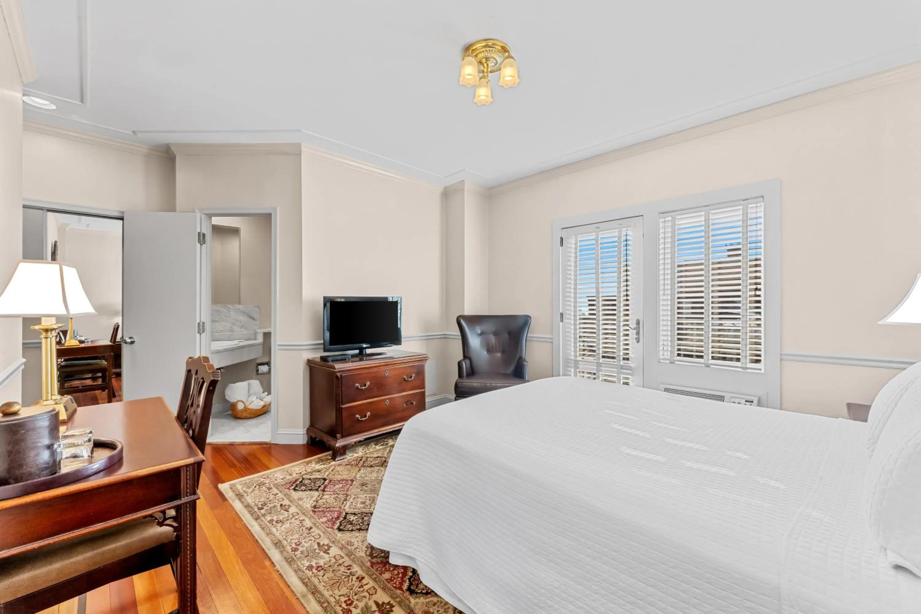 Bed in Penn's View Hotel Philadelphia