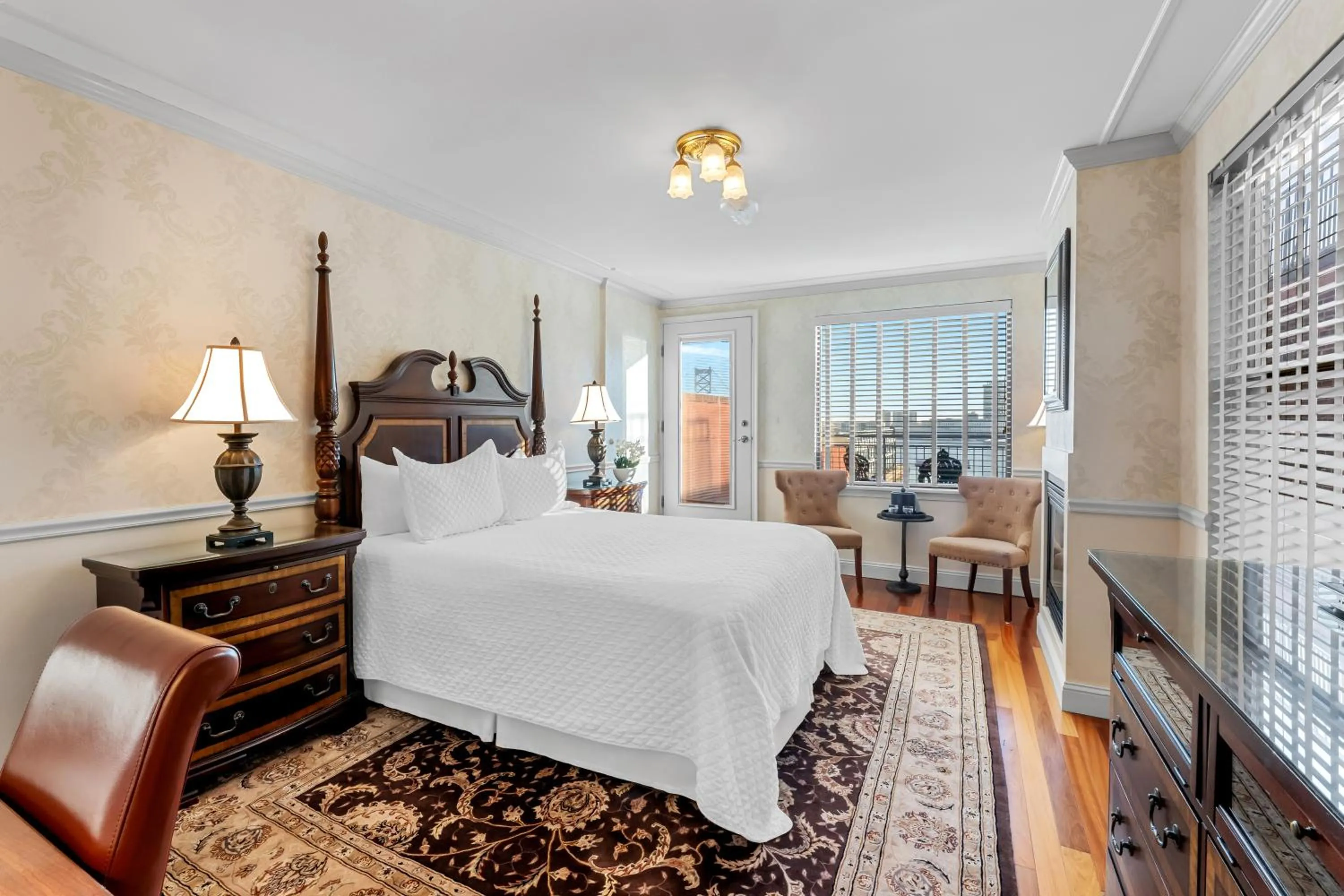 Bedroom, Bed in Penn's View Hotel Philadelphia