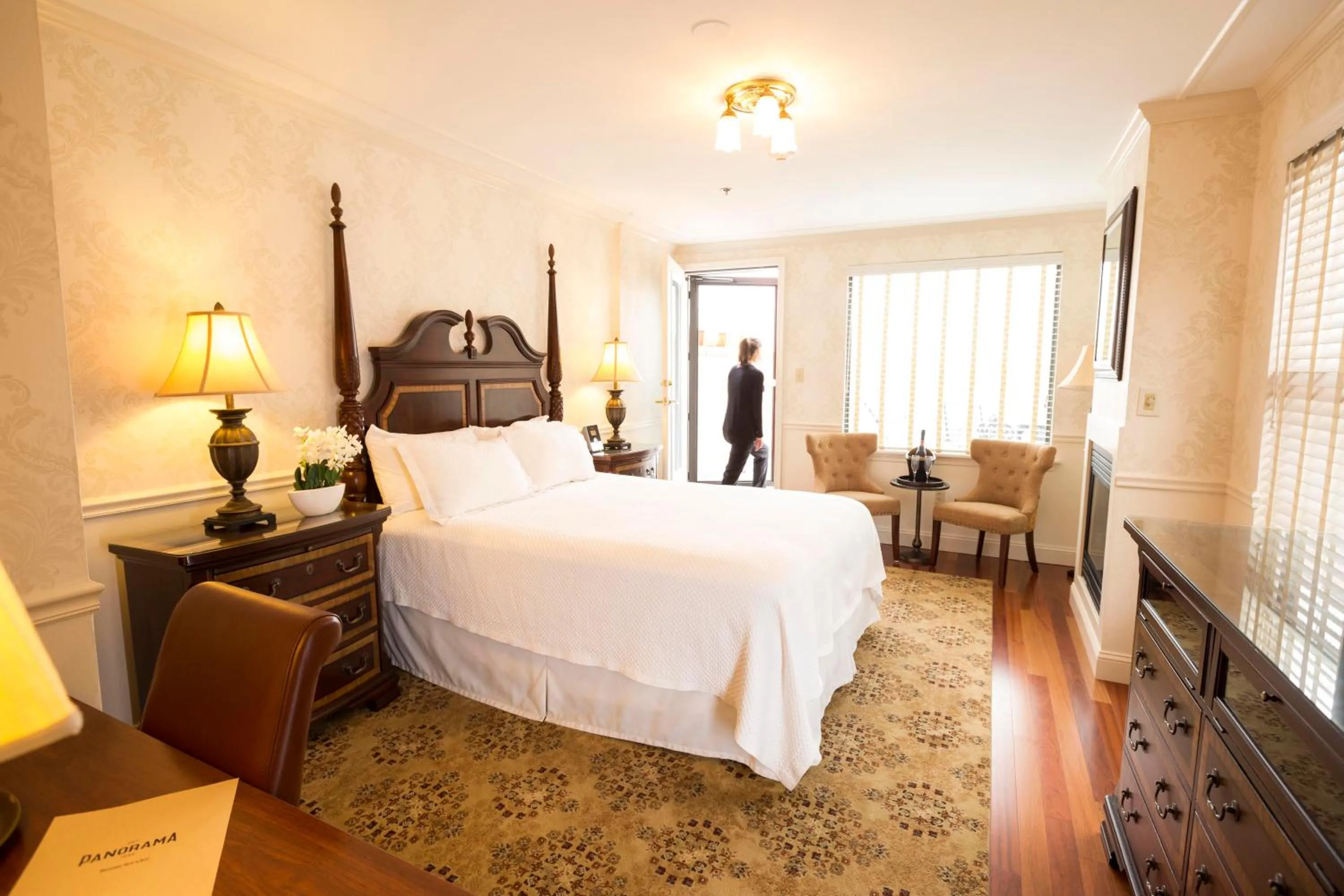 Bedroom, Bed in Penn's View Hotel Philadelphia