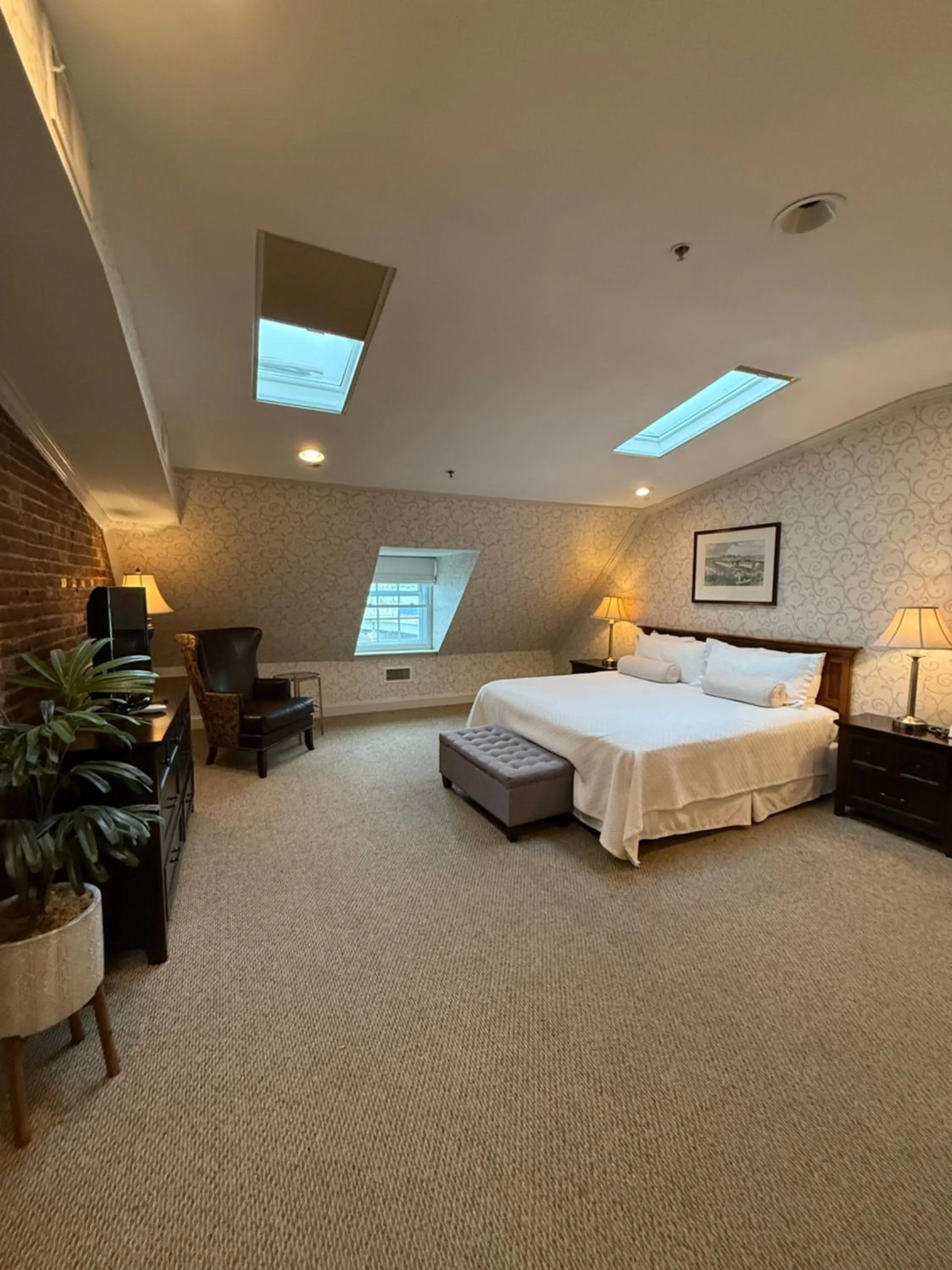 Photo of the whole room, Bed in Penn's View Hotel Philadelphia