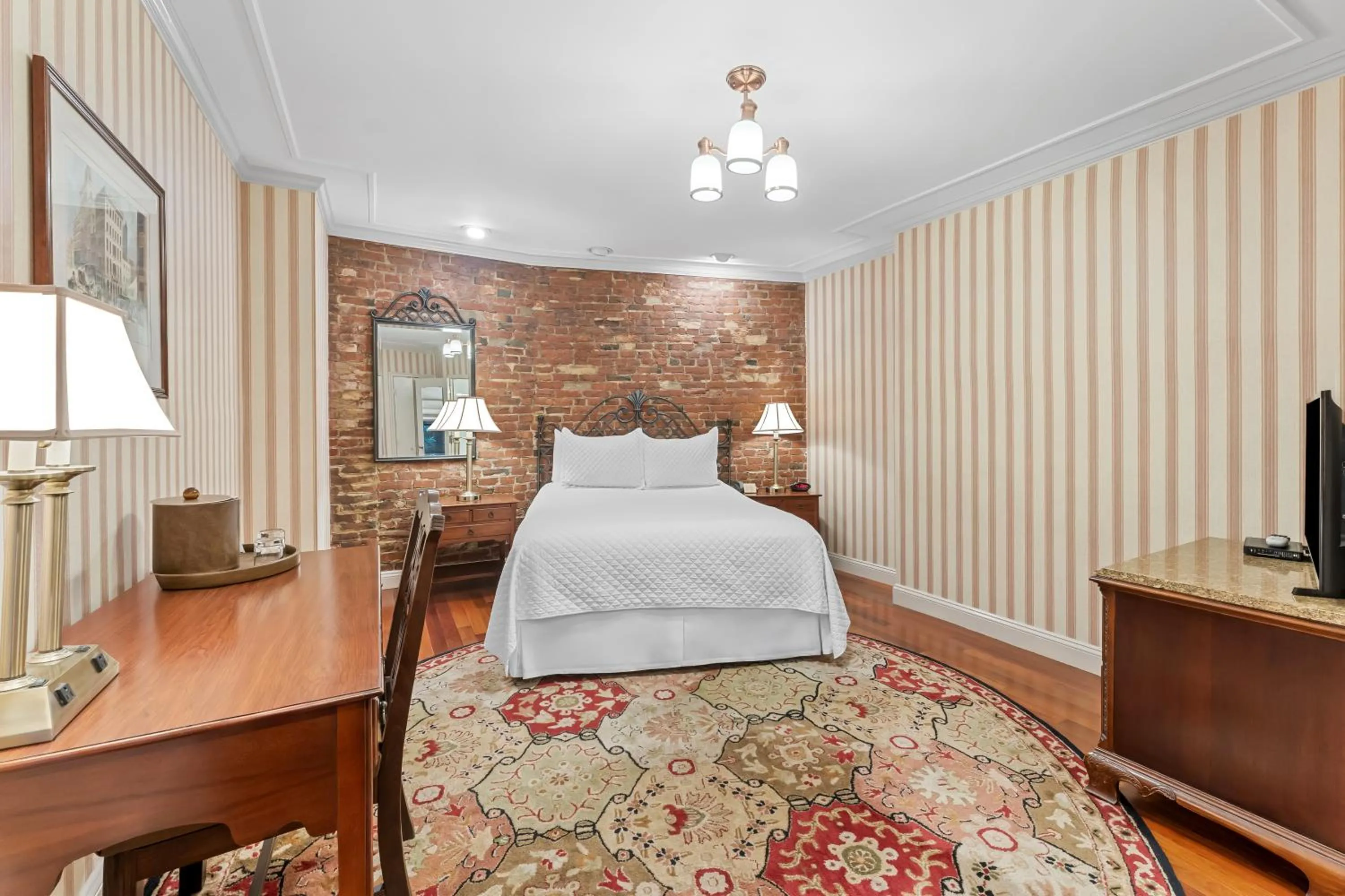 Bed in Penn's View Hotel Philadelphia