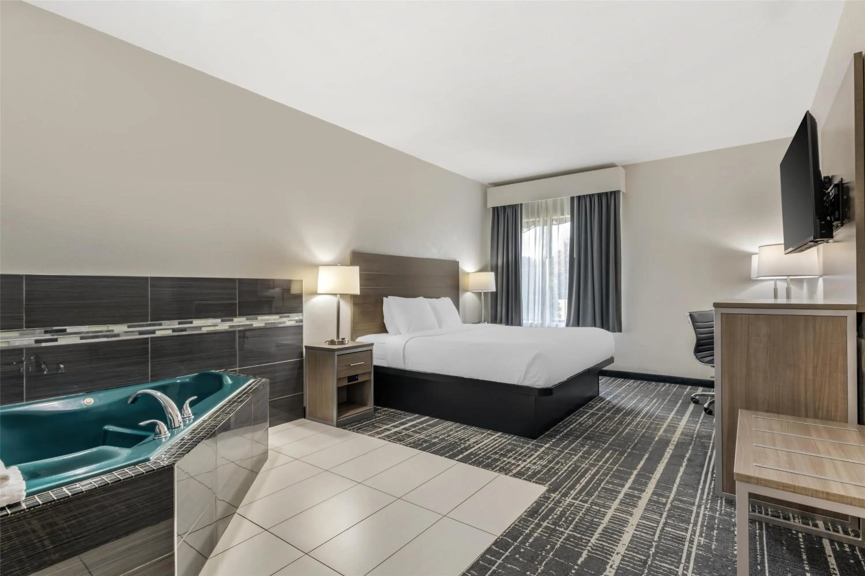 Bedroom, Bed in Best Western Commerce Inn