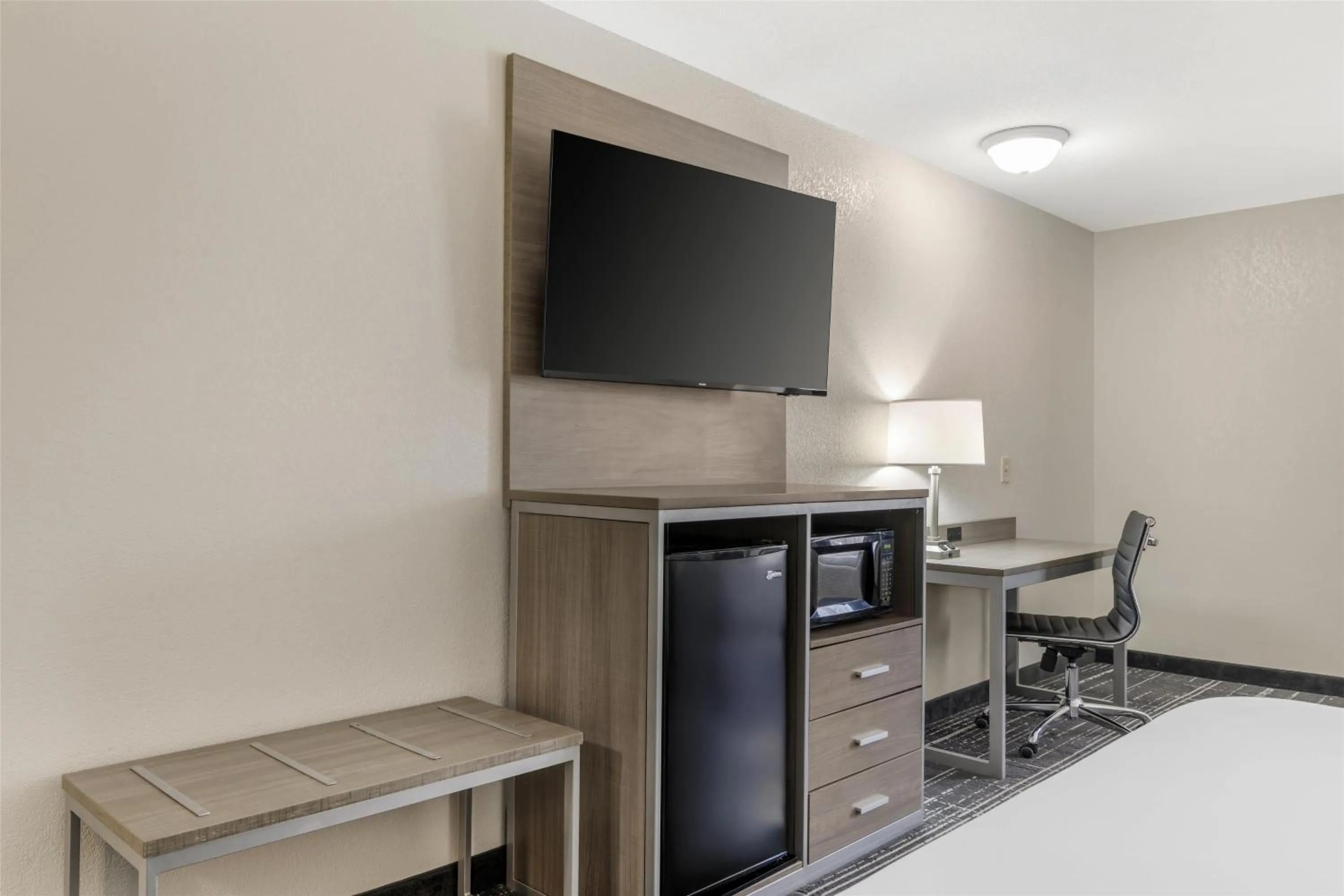 Bedroom in Best Western Commerce Inn