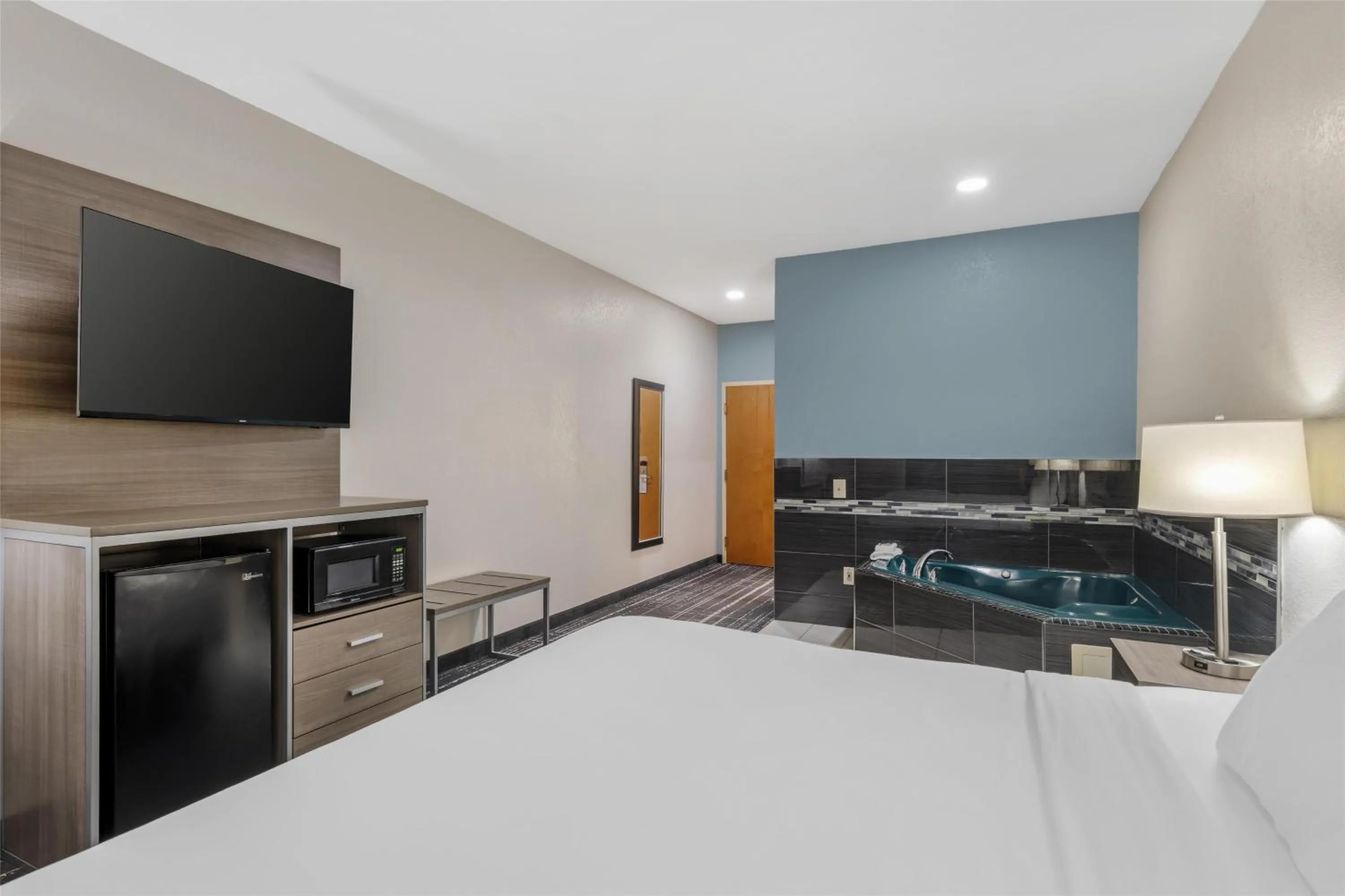 Bedroom, Bed in Best Western Commerce Inn