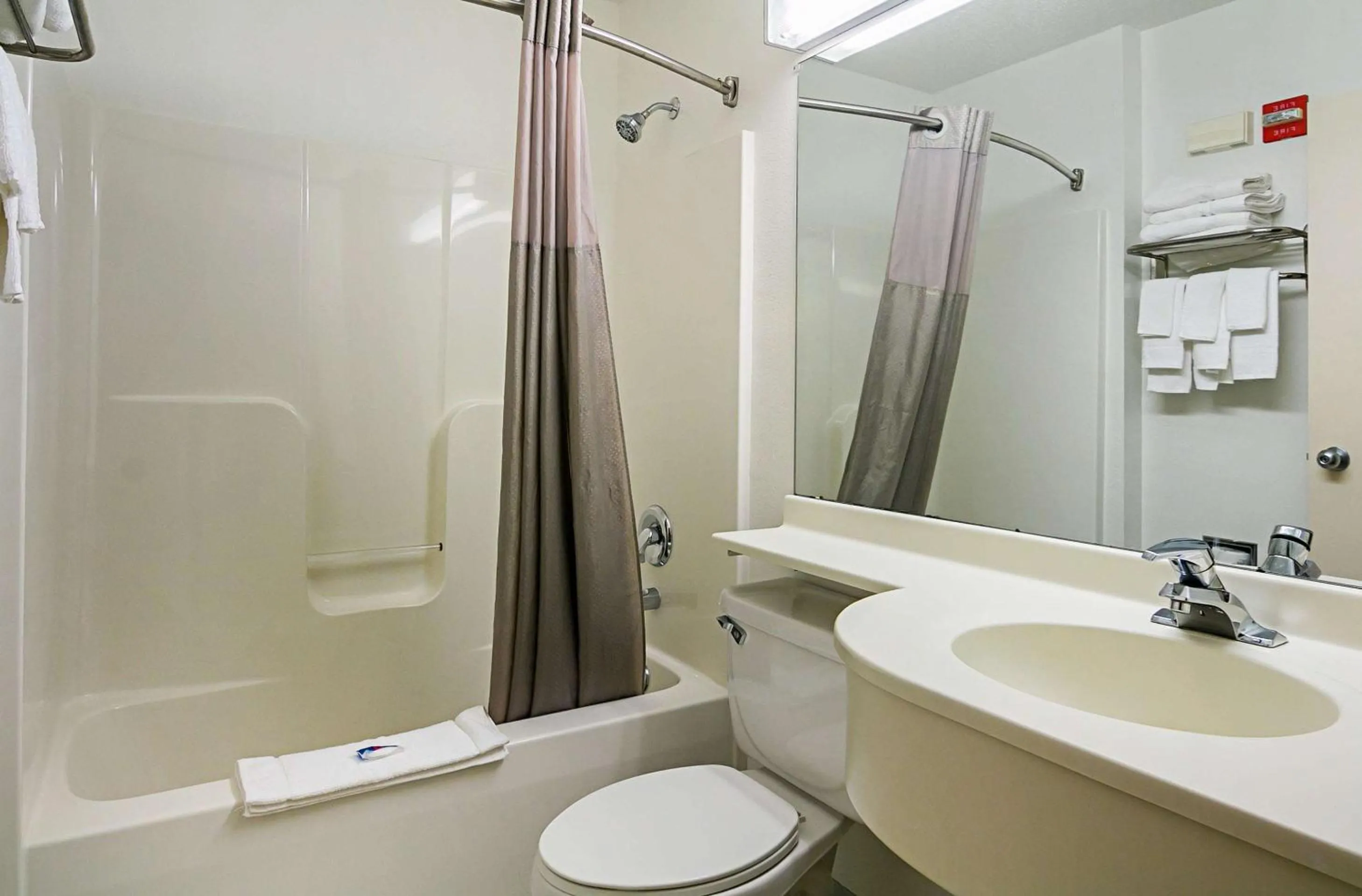 Shower in Motel 6-Sycamore, IL