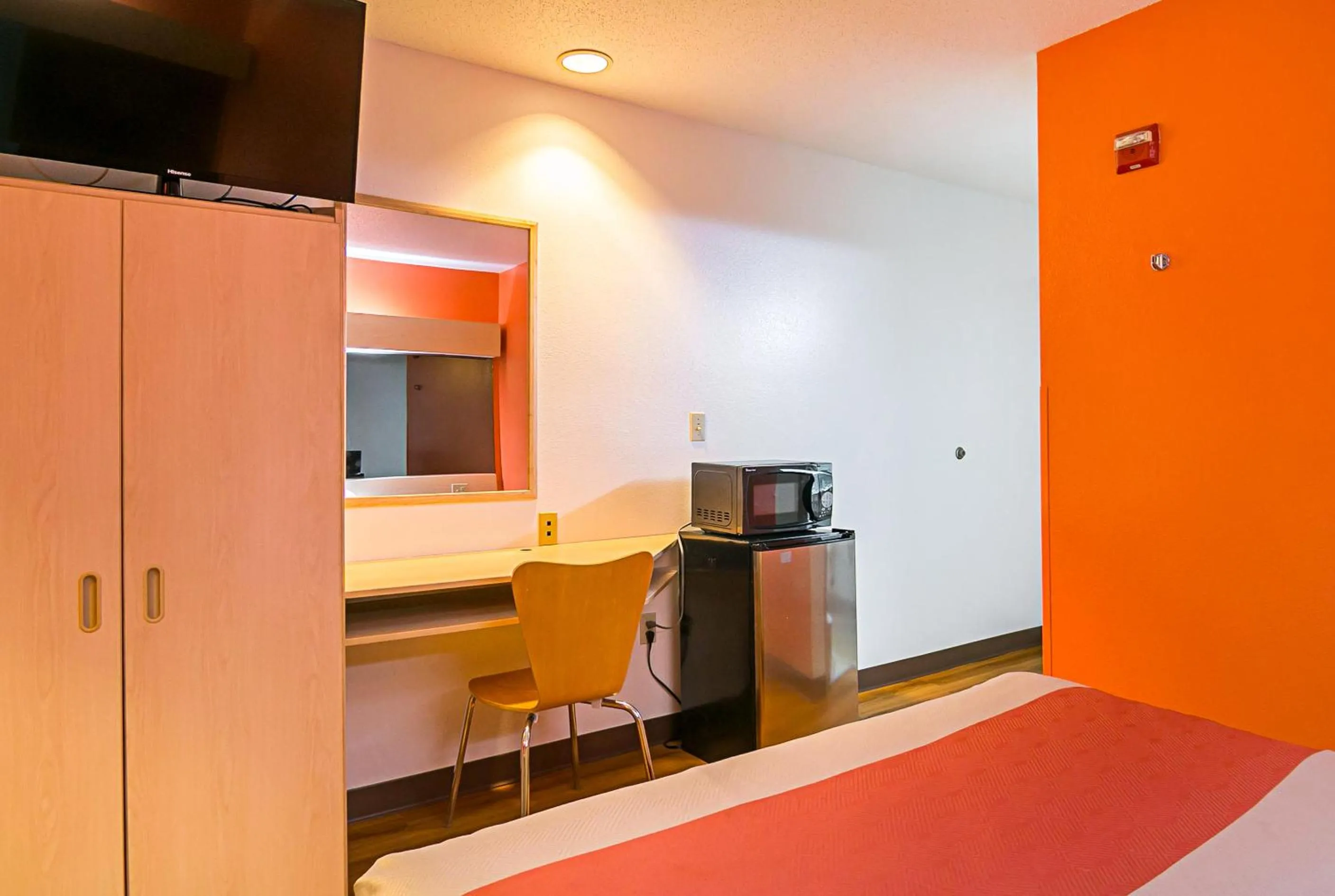 Bedroom in Motel 6-Sycamore, IL