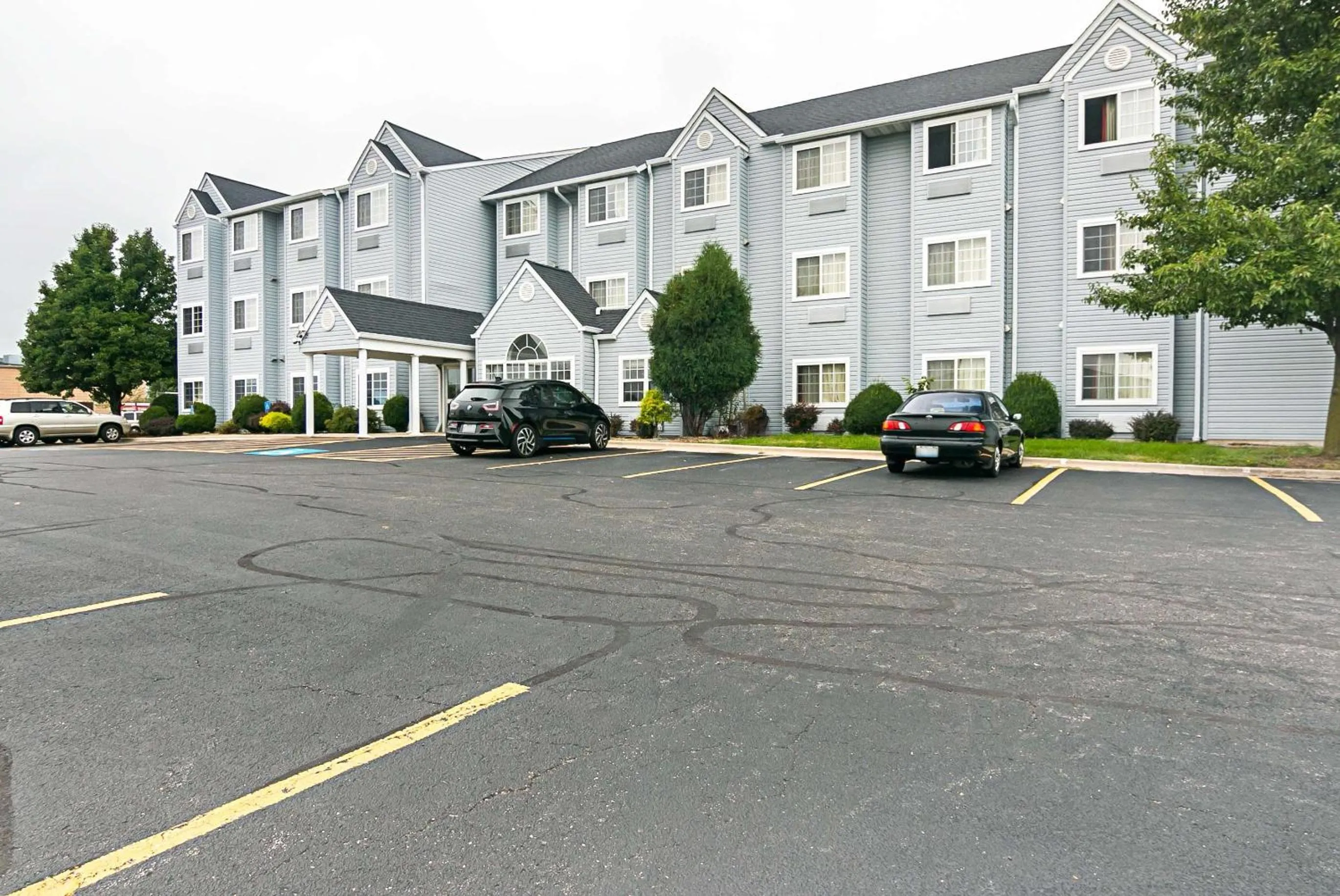 Property building in Motel 6-Sycamore, IL