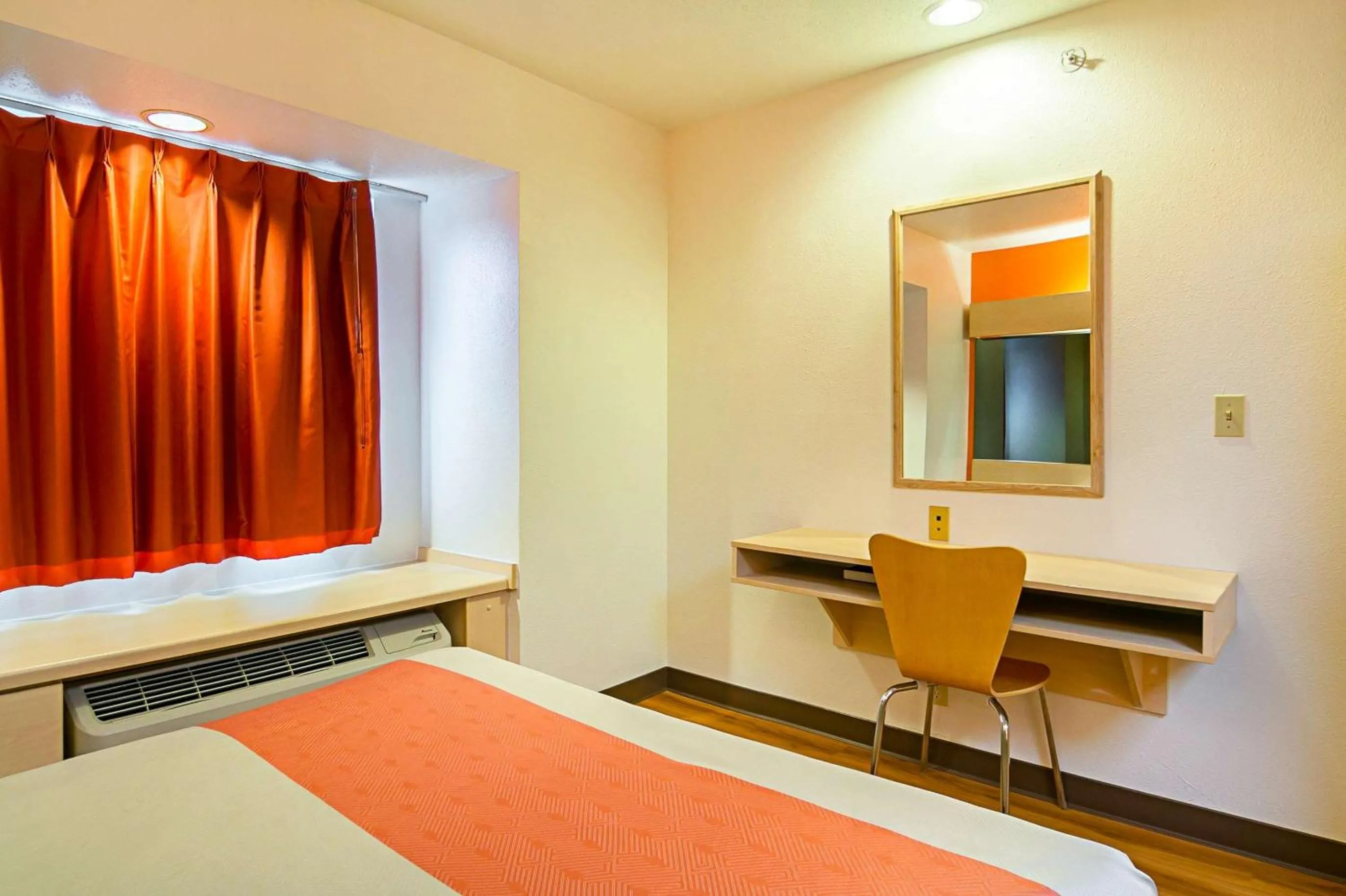 Photo of the whole room, Bed in Motel 6-Sycamore, IL