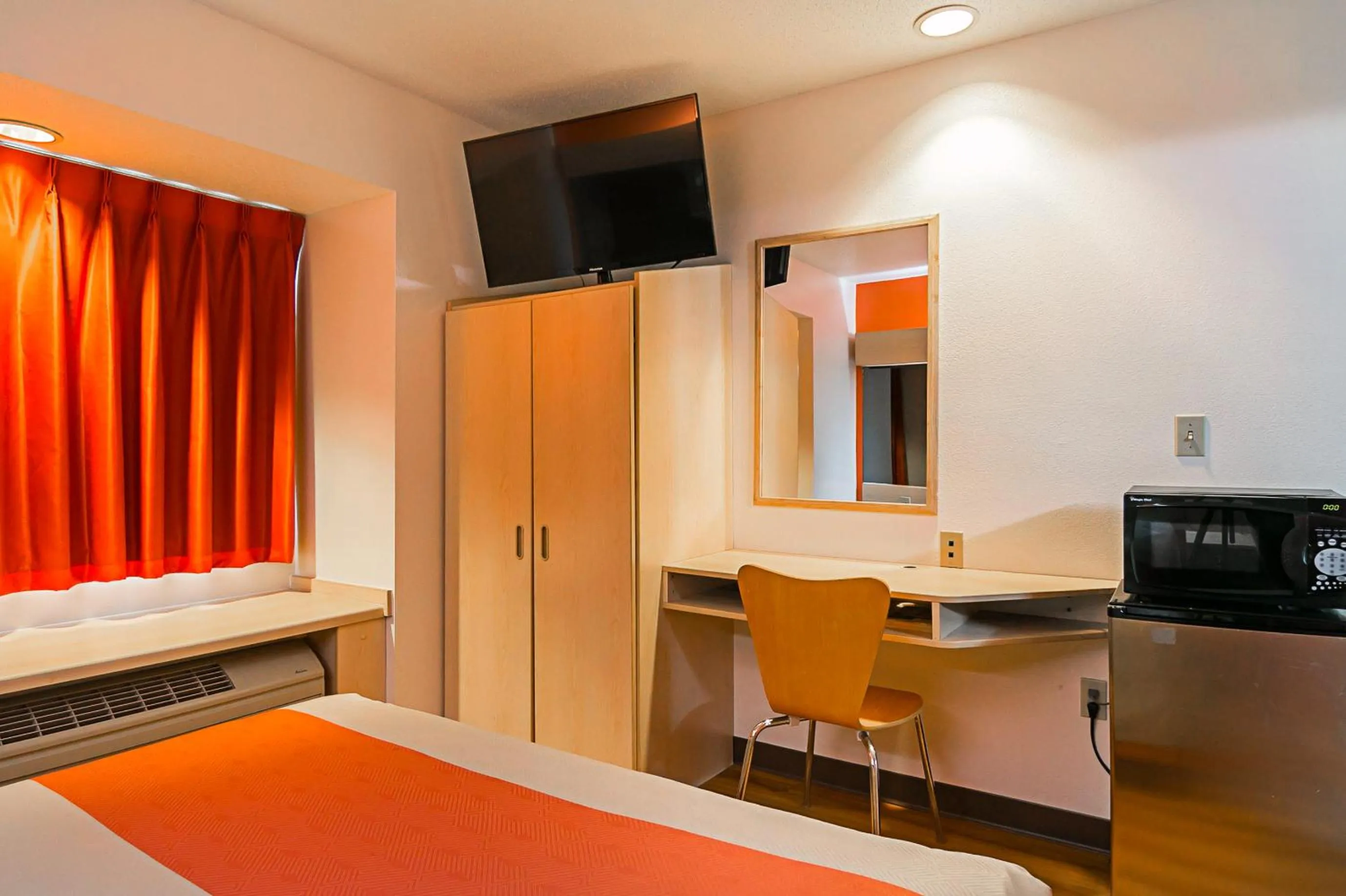 Bedroom, Bed in Motel 6-Sycamore, IL