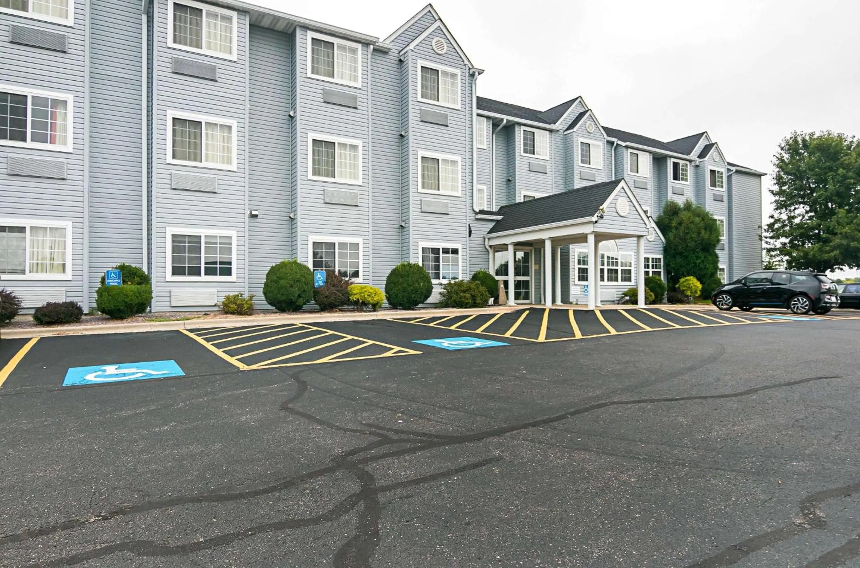 Property building in Motel 6-Sycamore, IL