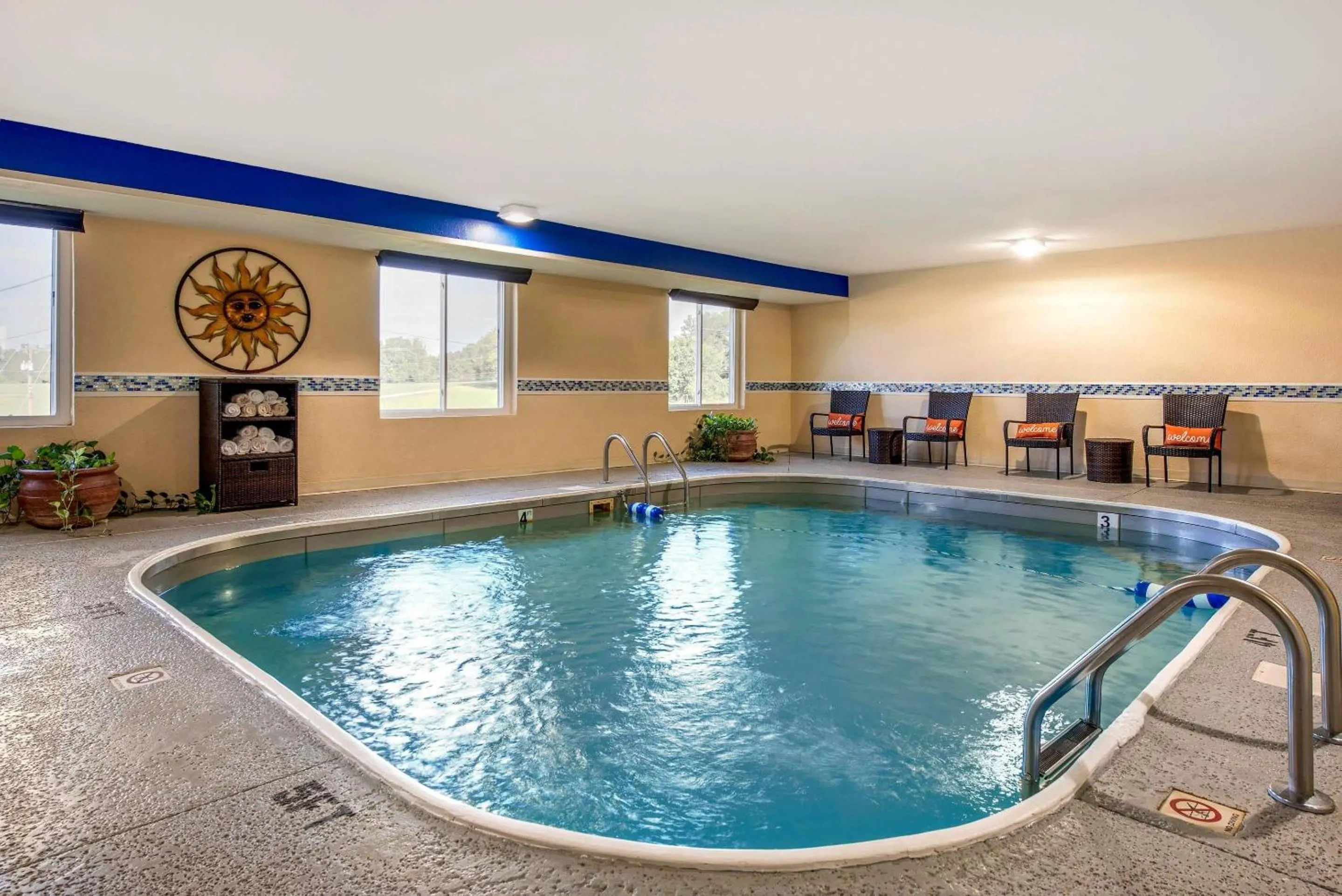 Swimming pool in Quality Inn & Suites Brandenburg - Fort Knox
