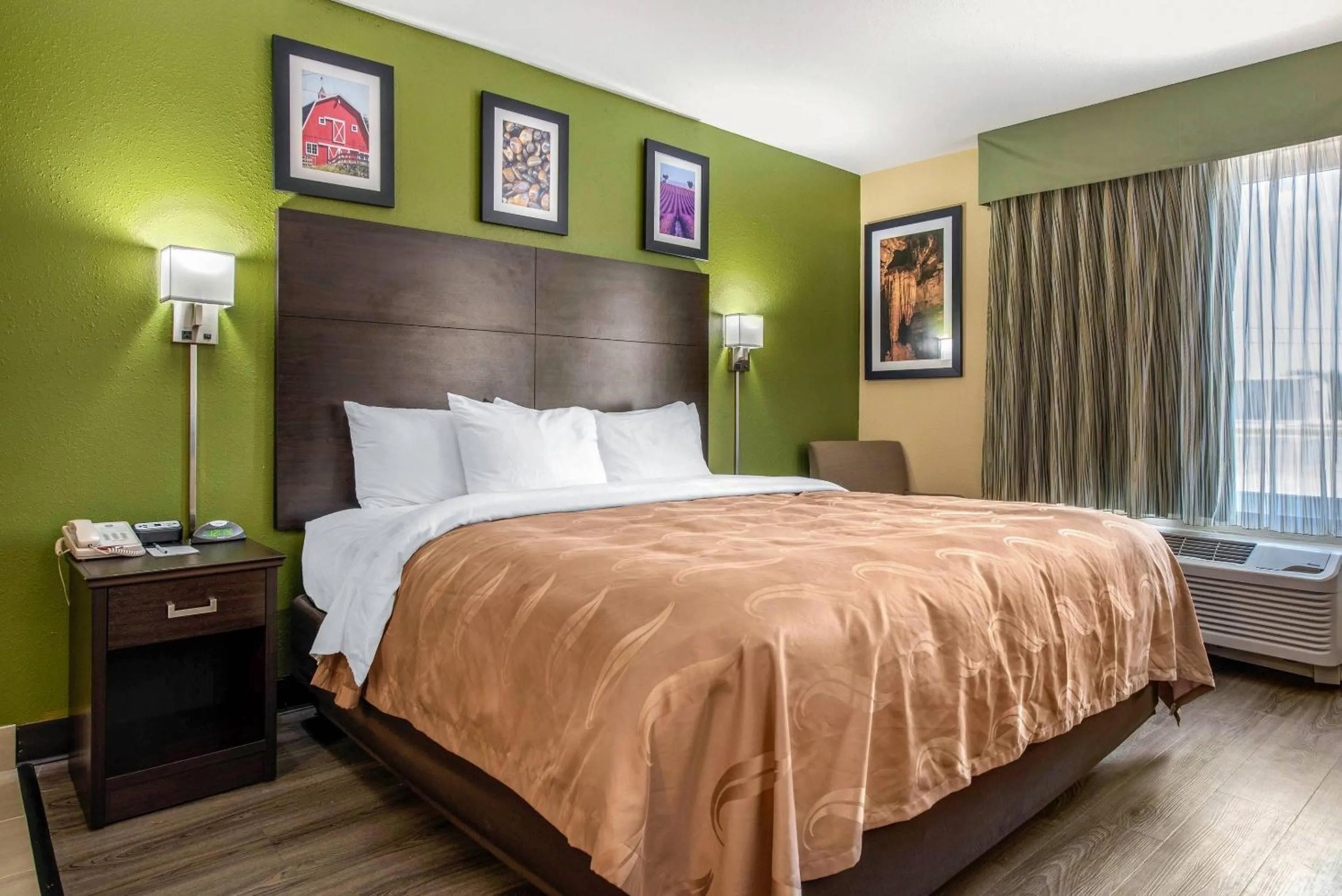 Bedroom, Bed in Quality Inn & Suites Brandenburg - Fort Knox