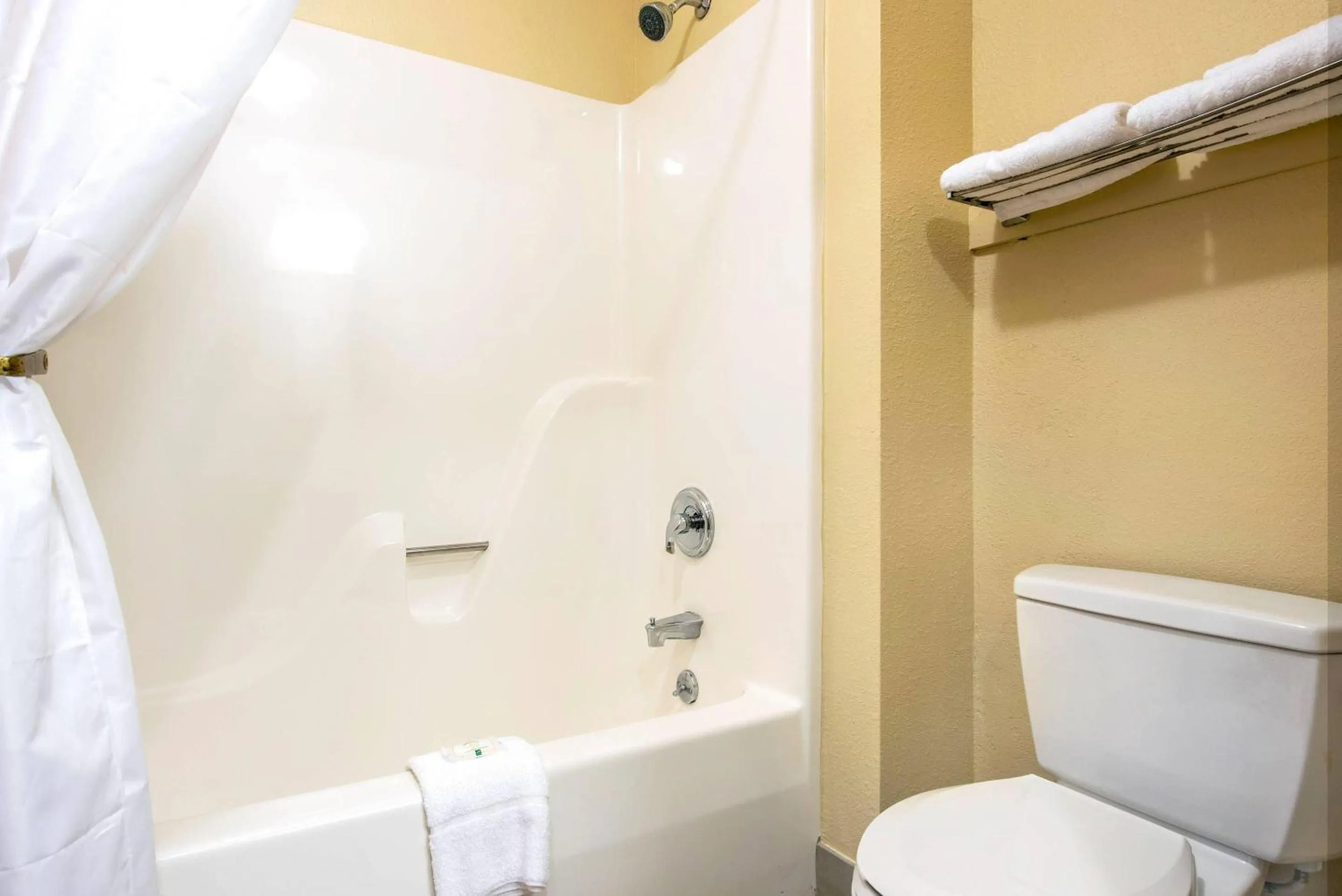 Bedroom in Quality Inn & Suites Brandenburg - Fort Knox