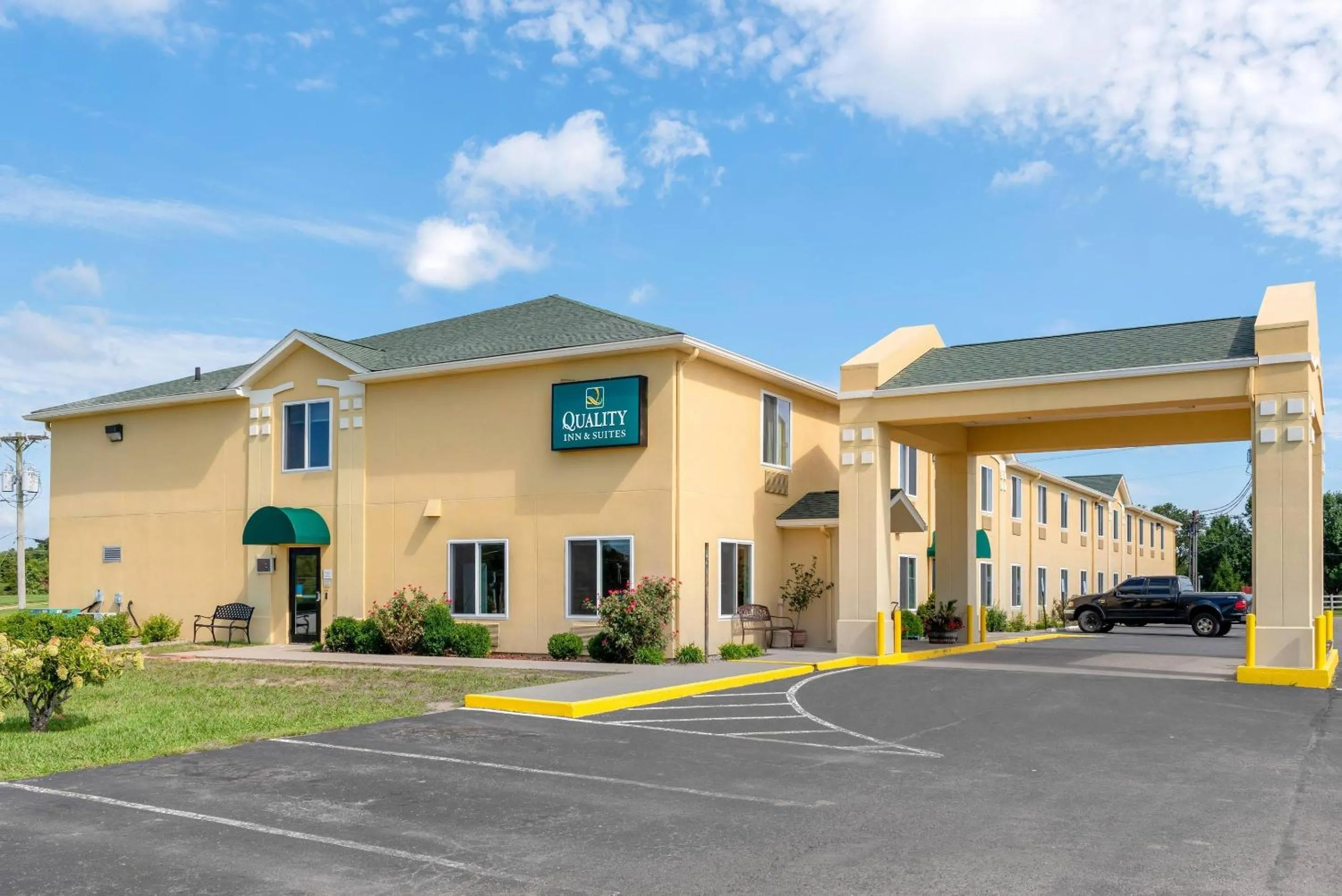 Property building in Quality Inn & Suites Brandenburg - Fort Knox