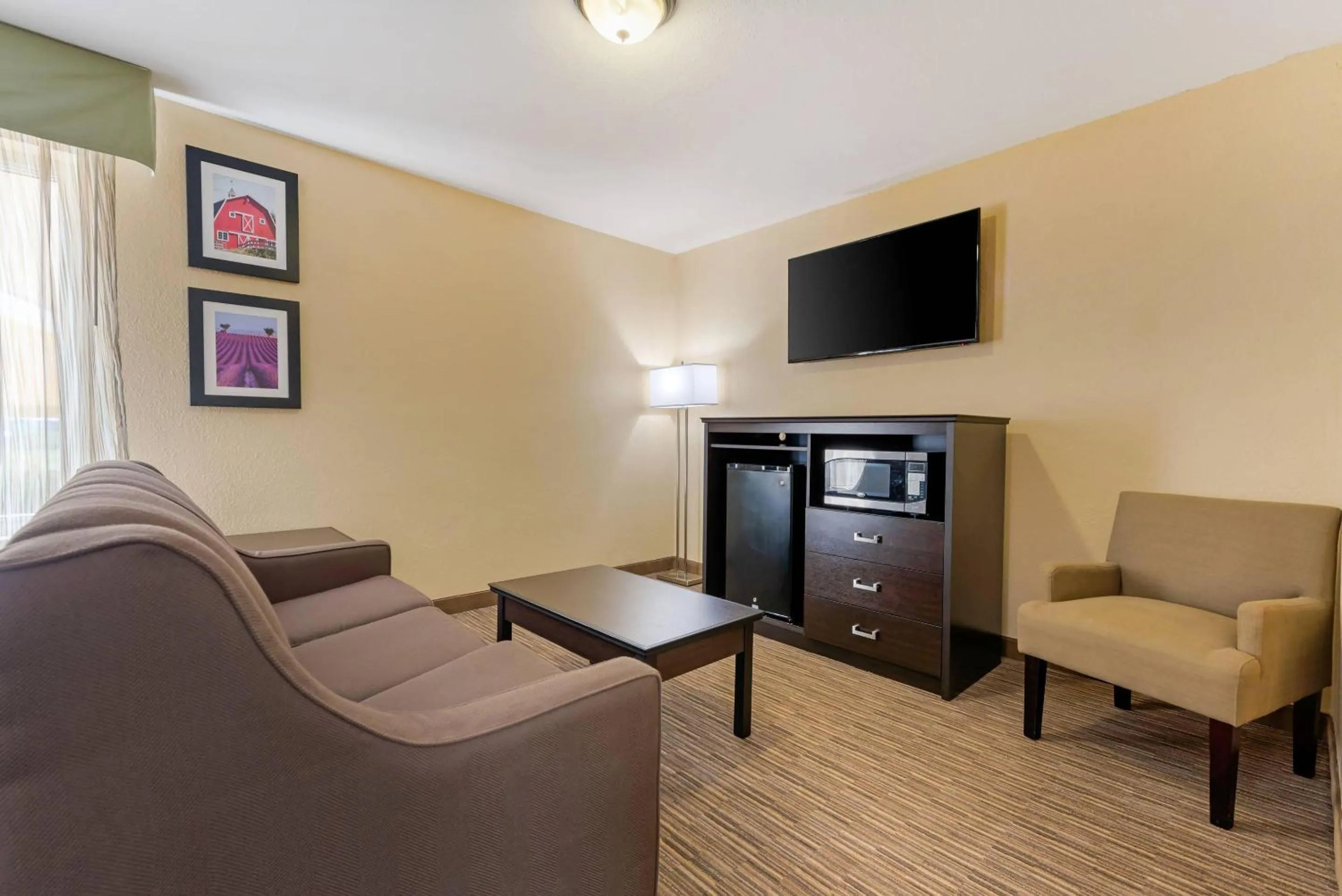 Bedroom in Quality Inn & Suites Brandenburg - Fort Knox