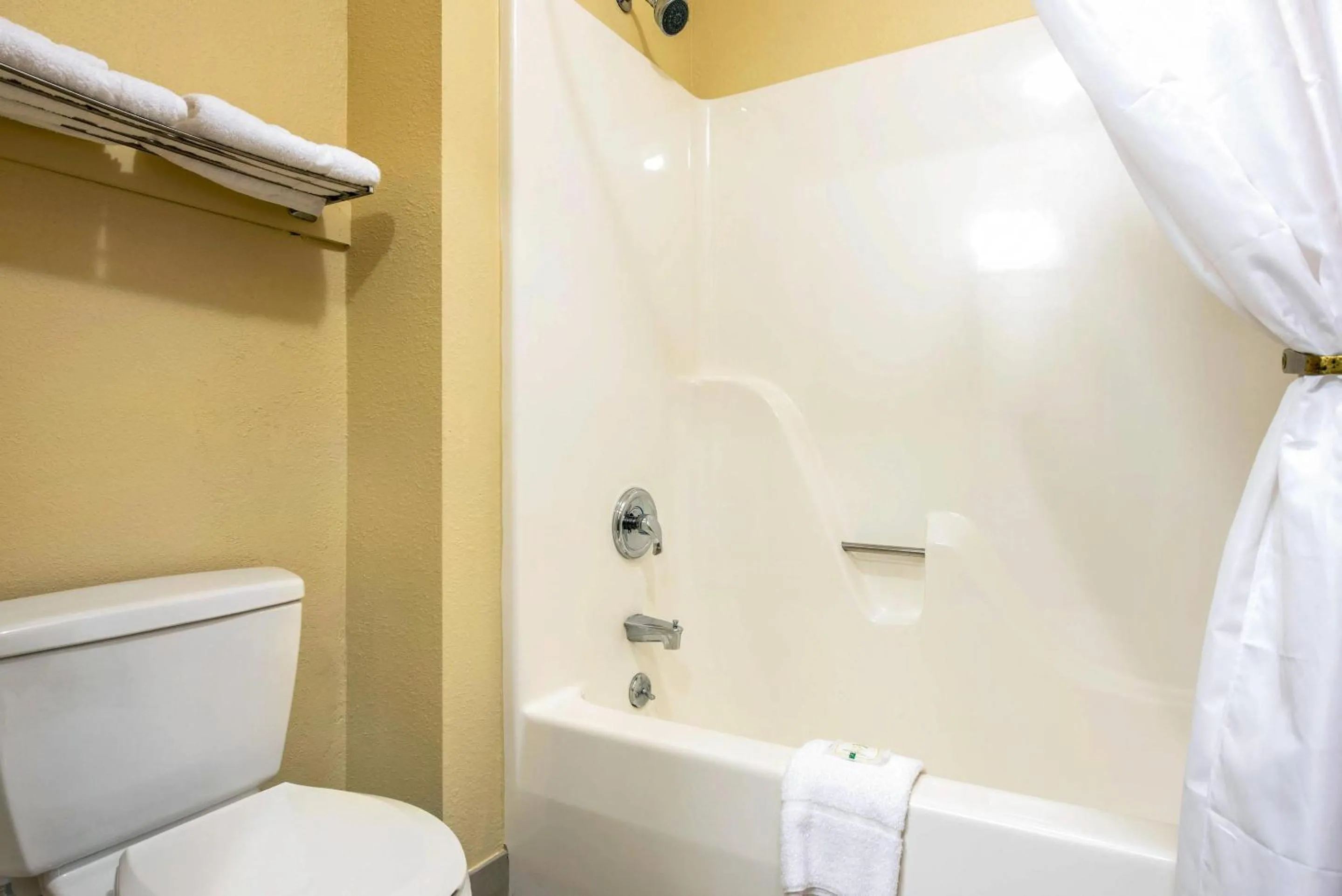 Bedroom in Quality Inn & Suites Brandenburg - Fort Knox