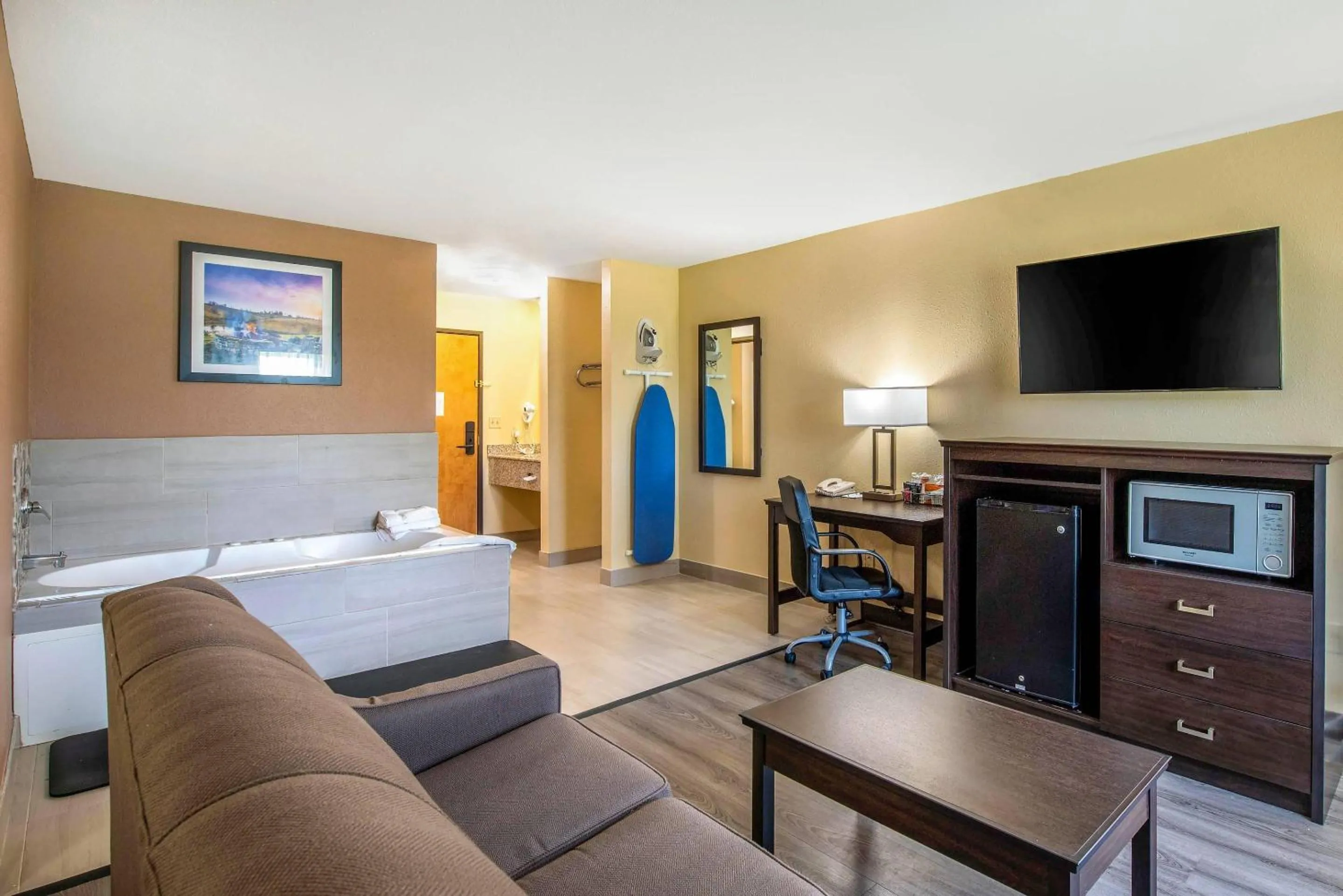 Bedroom, Bed in Quality Inn & Suites Brandenburg - Fort Knox