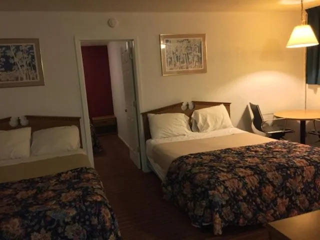 Bed in Ranch House Inn & Suites